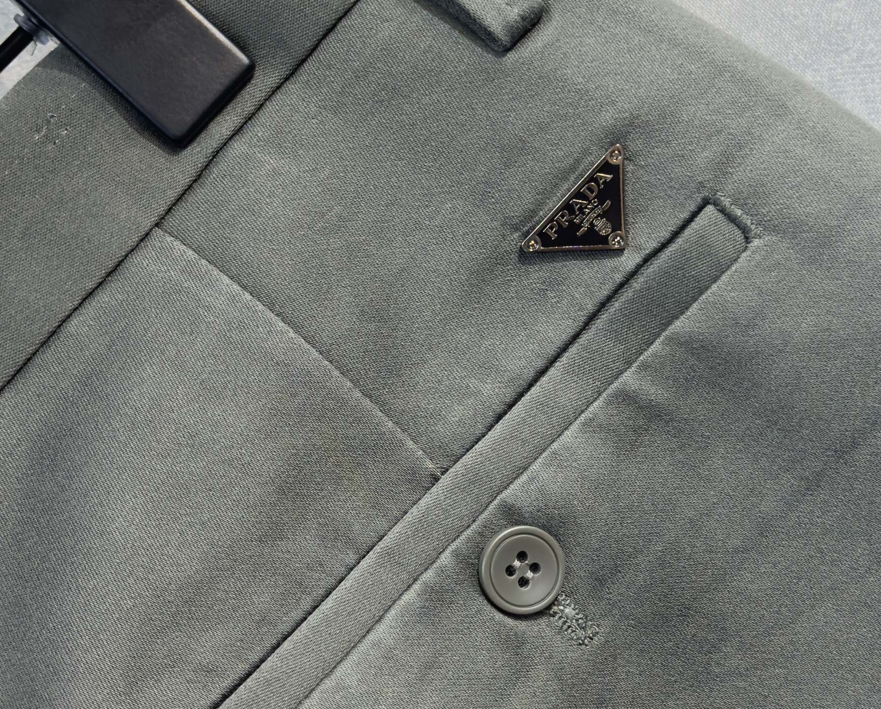 🍒 P150🔥PRADA 普拉达 25年ss秋冬最新品休闲裤🔥专柜热销款 品味与价值共享 身穿着非常舒适 低调不失奢华 穿出去非常有档次,裤型款式和裁剪亦无需多言 上身精致跃然.真正一等一顶级质料 真正殿堂级的休闲裤,选用土耳其的棉花 j2生产出最有名的单宁布品质卓然 经过重水洗使得裤子很柔软  直脚的版型 不挑人 上身绝对的有型 极度奢华！码数：29-42。无37
