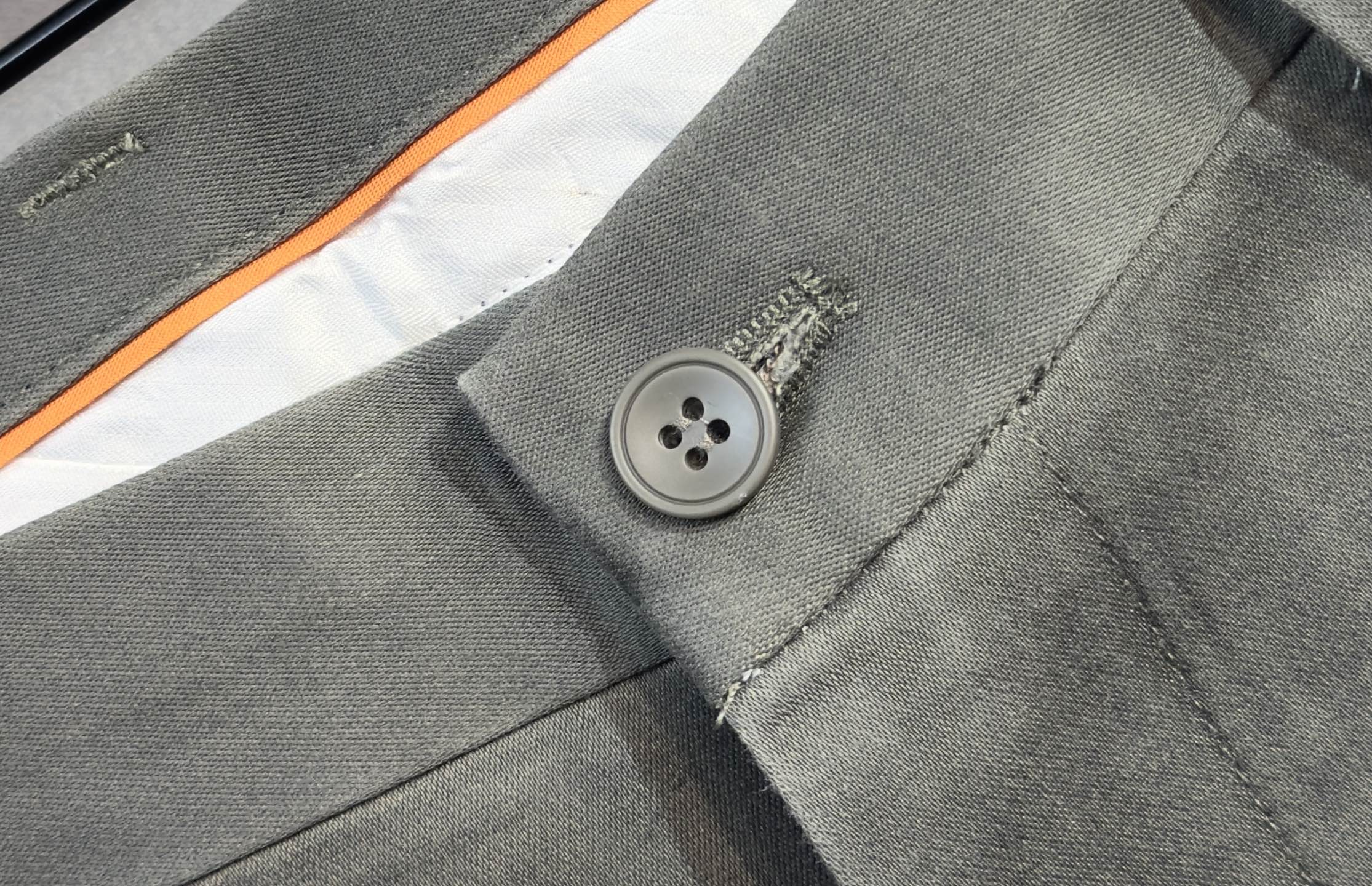 🍒 P150🔥PRADA 普拉达 25年ss秋冬最新品休闲裤🔥专柜热销款 品味与价值共享 身穿着非常舒适 低调不失奢华 穿出去非常有档次,裤型款式和裁剪亦无需多言 上身精致跃然.真正一等一顶级质料 真正殿堂级的休闲裤,选用土耳其的棉花 j2生产出最有名的单宁布品质卓然 经过重水洗使得裤子很柔软  直脚的版型 不挑人 上身绝对的有型 极度奢华！码数：29-42。无37
