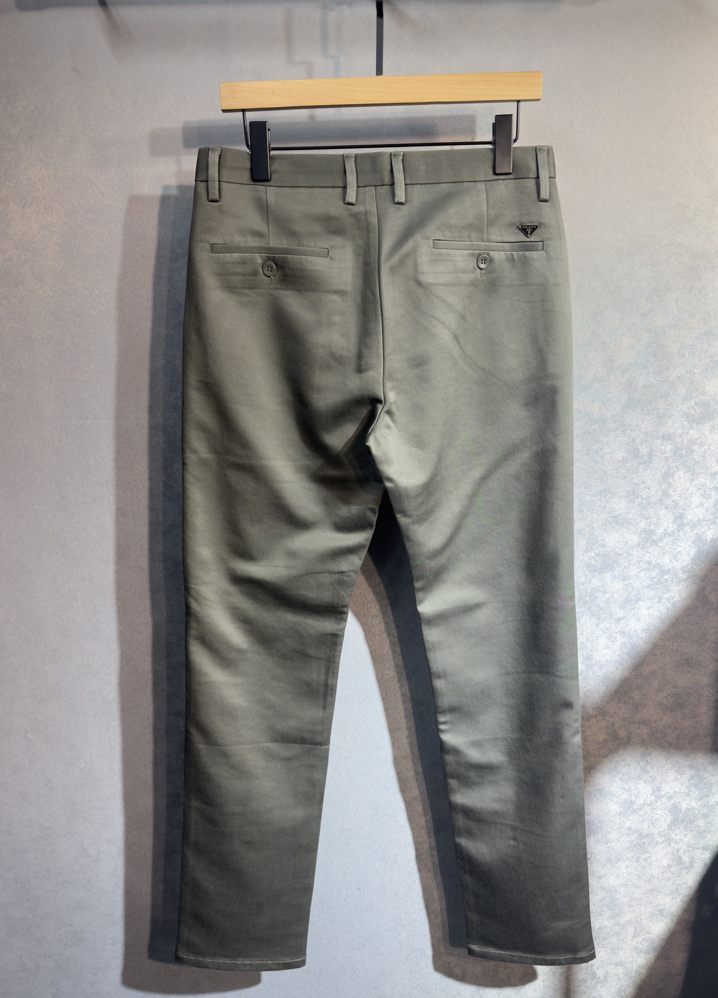 🍒 P150🔥PRADA 普拉达 25年ss秋冬最新品休闲裤🔥专柜热销款 品味与价值共享 身穿着非常舒适 低调不失奢华 穿出去非常有档次,裤型款式和裁剪亦无需多言 上身精致跃然.真正一等一顶级质料 真正殿堂级的休闲裤,选用土耳其的棉花 j2生产出最有名的单宁布品质卓然 经过重水洗使得裤子很柔软  直脚的版型 不挑人 上身绝对的有型 极度奢华！码数：29-42。无37
