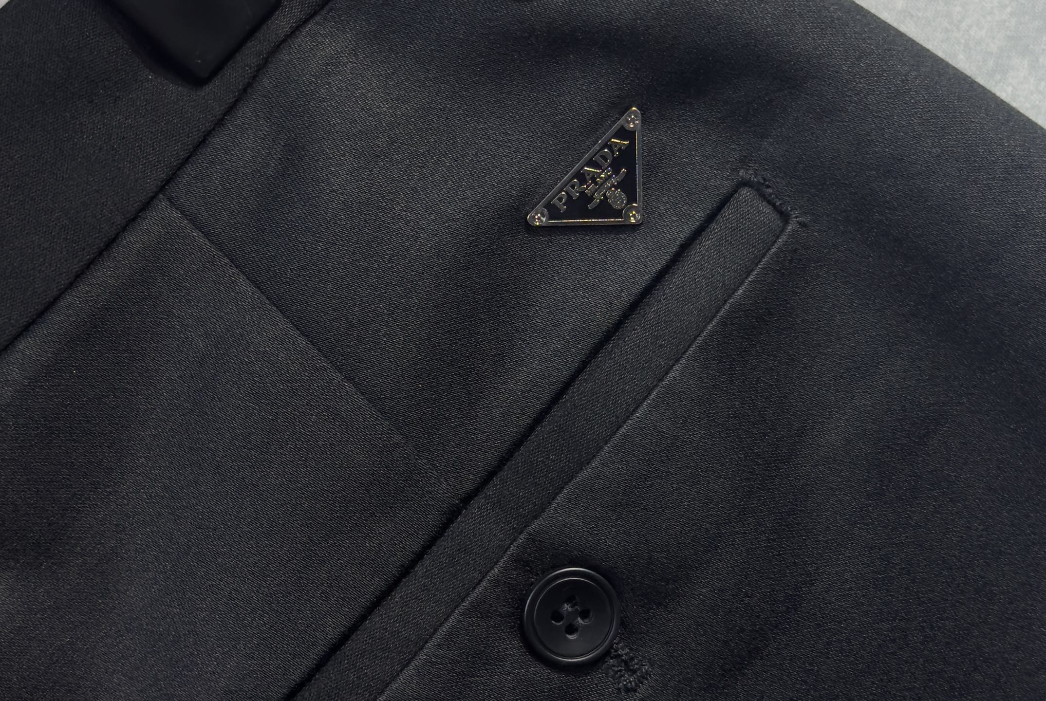 🍒 P150🔥PRADA 普拉达 25年ss秋冬最新品休闲裤🔥专柜热销款 品味与价值共享 身穿着非常舒适 低调不失奢华 穿出去非常有档次,裤型款式和裁剪亦无需多言 上身精致跃然.真正一等一顶级质料 真正殿堂级的休闲裤,选用土耳其的棉花 j2生产出最有名的单宁布品质卓然 经过重水洗使得裤子很柔软  直脚的版型 不挑人 上身绝对的有型 极度奢华！码数：29-42。无37
