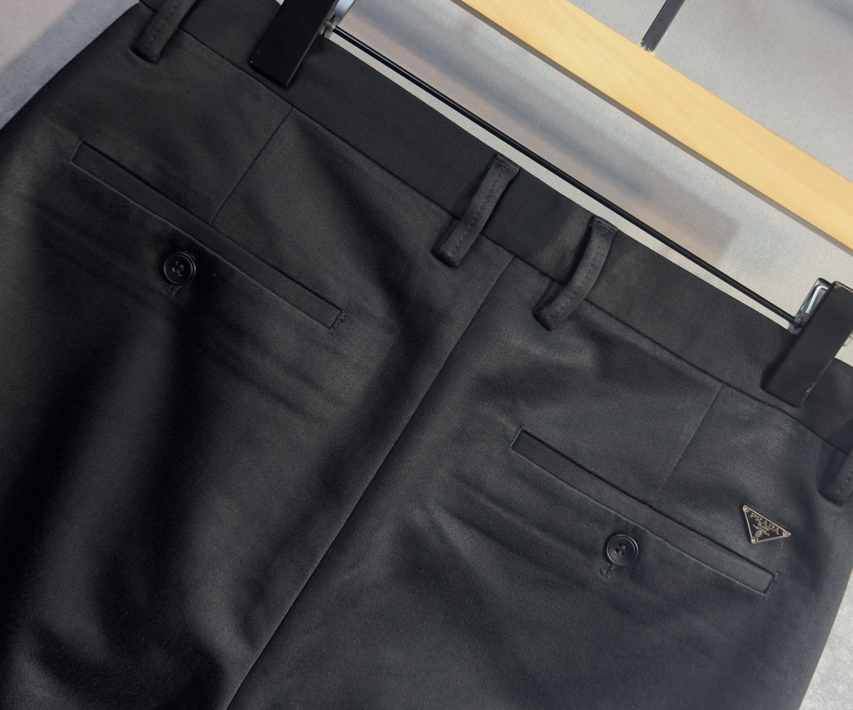 🍒 P150🔥PRADA 普拉达 25年ss秋冬最新品休闲裤🔥专柜热销款 品味与价值共享 身穿着非常舒适 低调不失奢华 穿出去非常有档次,裤型款式和裁剪亦无需多言 上身精致跃然.真正一等一顶级质料 真正殿堂级的休闲裤,选用土耳其的棉花 j2生产出最有名的单宁布品质卓然 经过重水洗使得裤子很柔软  直脚的版型 不挑人 上身绝对的有型 极度奢华！码数：29-42。无37
