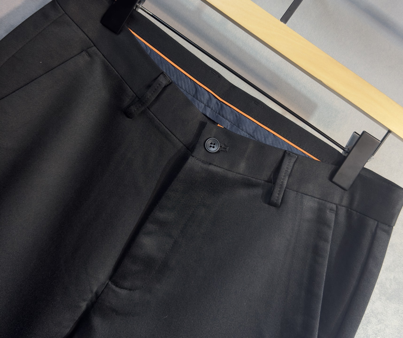 🍒 P150🔥PRADA 普拉达 25年ss秋冬最新品休闲裤🔥专柜热销款 品味与价值共享 身穿着非常舒适 低调不失奢华 穿出去非常有档次,裤型款式和裁剪亦无需多言 上身精致跃然.真正一等一顶级质料 真正殿堂级的休闲裤,选用土耳其的棉花 j2生产出最有名的单宁布品质卓然 经过重水洗使得裤子很柔软  直脚的版型 不挑人 上身绝对的有型 极度奢华！码数：29-42。无37
