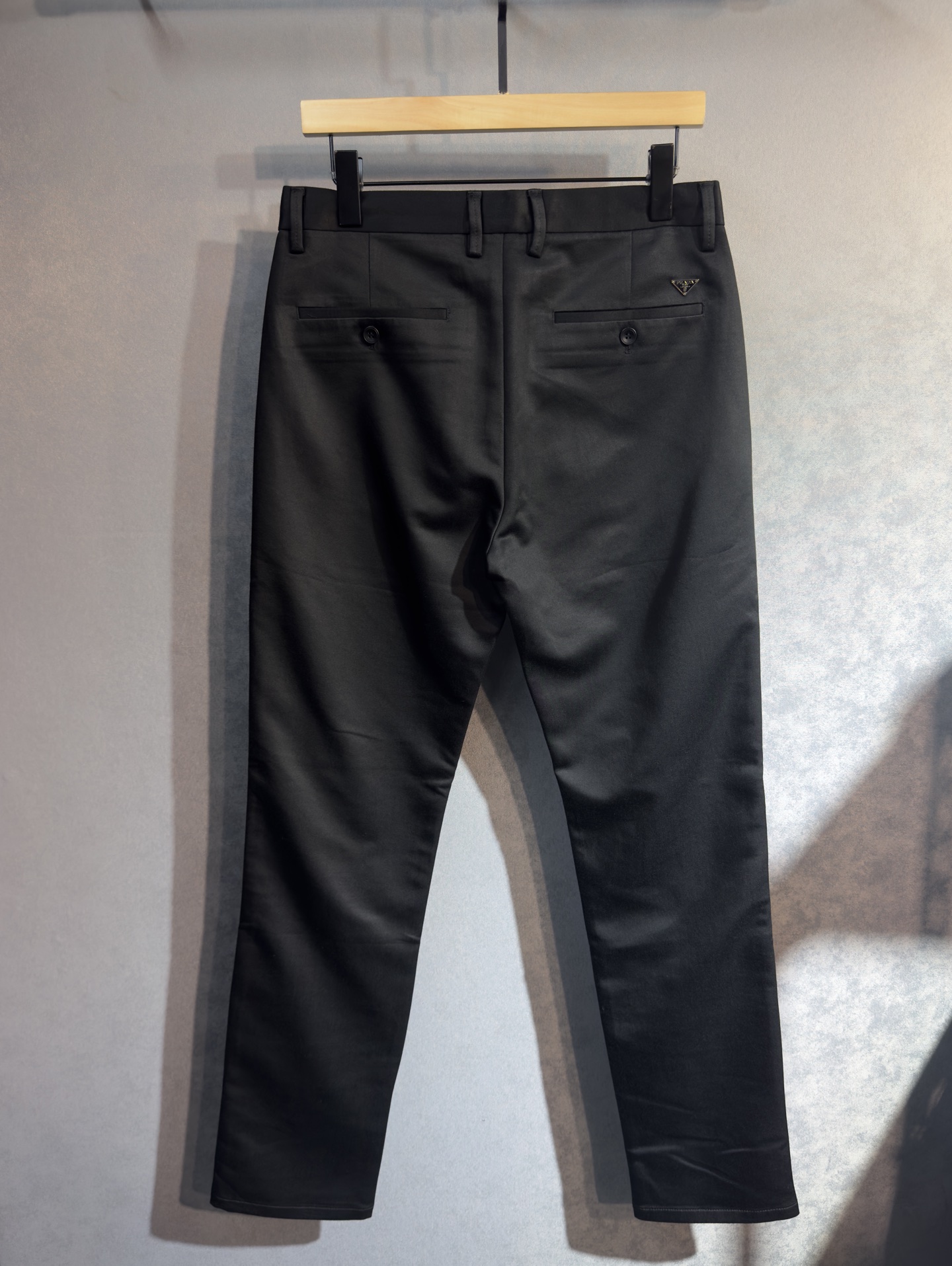 🍒 P150🔥PRADA 普拉达 25年ss秋冬最新品休闲裤🔥专柜热销款 品味与价值共享 身穿着非常舒适 低调不失奢华 穿出去非常有档次,裤型款式和裁剪亦无需多言 上身精致跃然.真正一等一顶级质料 真正殿堂级的休闲裤,选用土耳其的棉花 j2生产出最有名的单宁布品质卓然 经过重水洗使得裤子很柔软  直脚的版型 不挑人 上身绝对的有型 极度奢华！码数：29-42。无37
