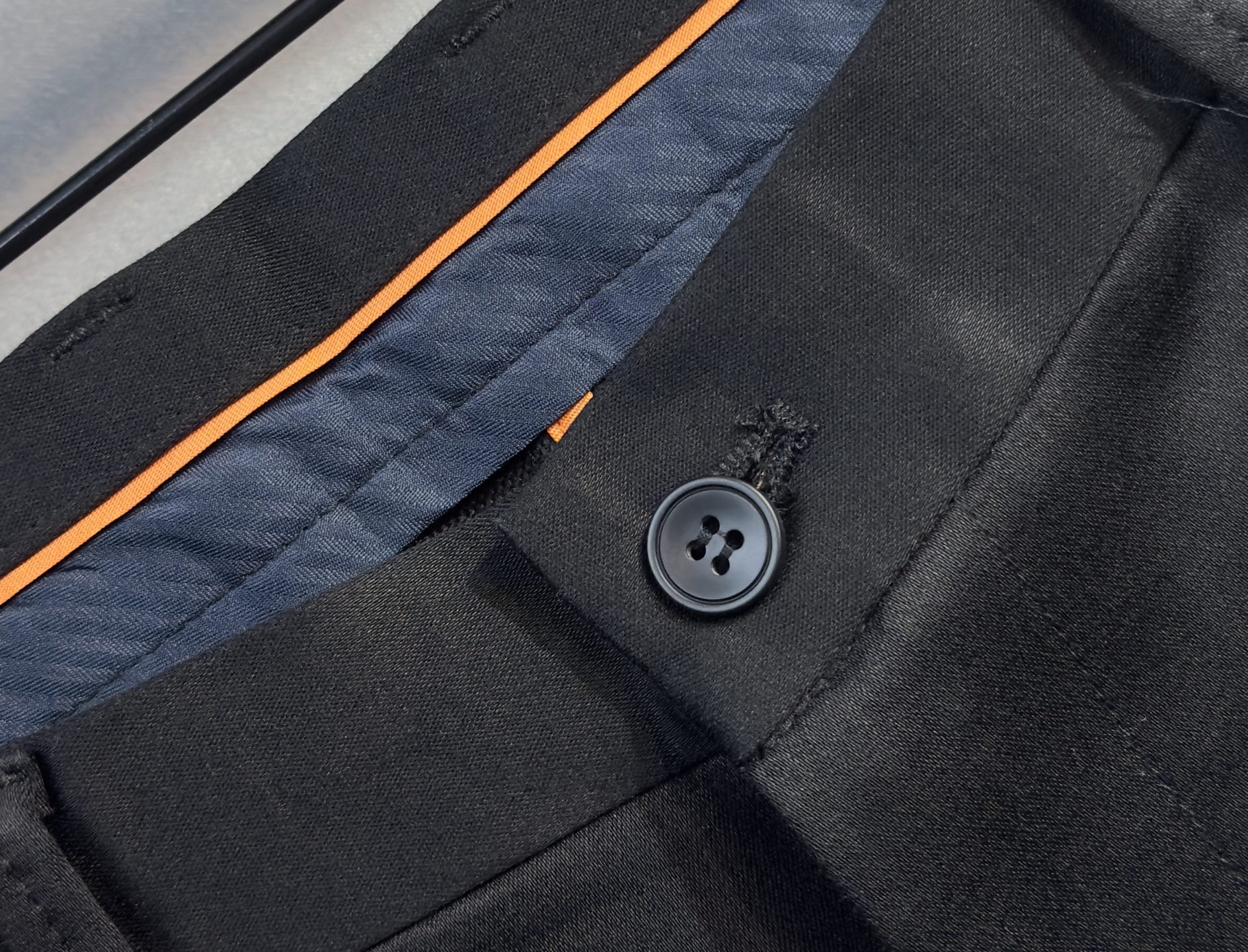 🍒 P150🔥PRADA 普拉达 25年ss秋冬最新品休闲裤🔥专柜热销款 品味与价值共享 身穿着非常舒适 低调不失奢华 穿出去非常有档次,裤型款式和裁剪亦无需多言 上身精致跃然.真正一等一顶级质料 真正殿堂级的休闲裤,选用土耳其的棉花 j2生产出最有名的单宁布品质卓然 经过重水洗使得裤子很柔软  直脚的版型 不挑人 上身绝对的有型 极度奢华！码数：29-42。无37
