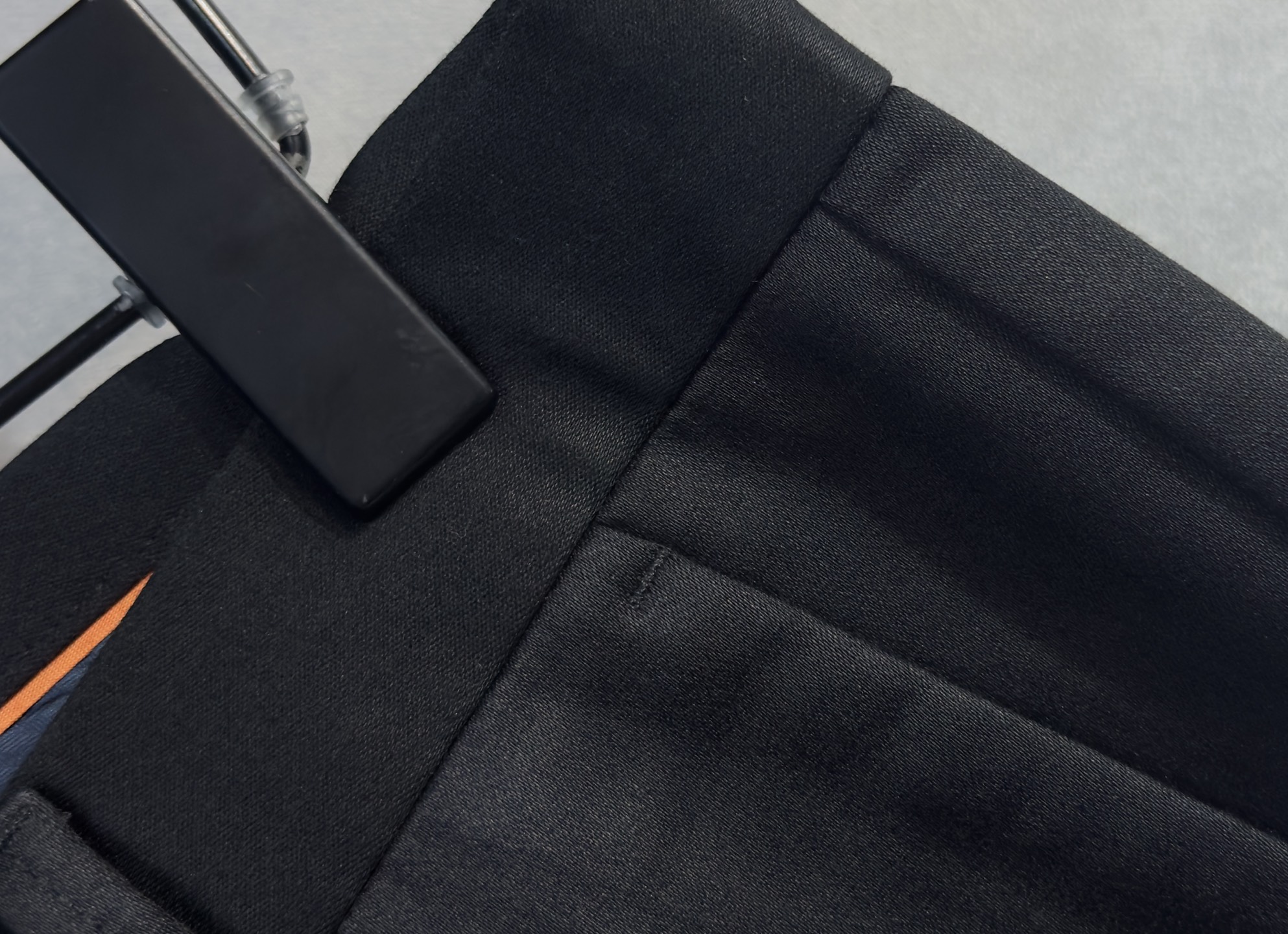 🍒 P150🔥PRADA 普拉达 25年ss秋冬最新品休闲裤🔥专柜热销款 品味与价值共享 身穿着非常舒适 低调不失奢华 穿出去非常有档次,裤型款式和裁剪亦无需多言 上身精致跃然.真正一等一顶级质料 真正殿堂级的休闲裤,选用土耳其的棉花 j2生产出最有名的单宁布品质卓然 经过重水洗使得裤子很柔软  直脚的版型 不挑人 上身绝对的有型 极度奢华！码数：29-42。无37
