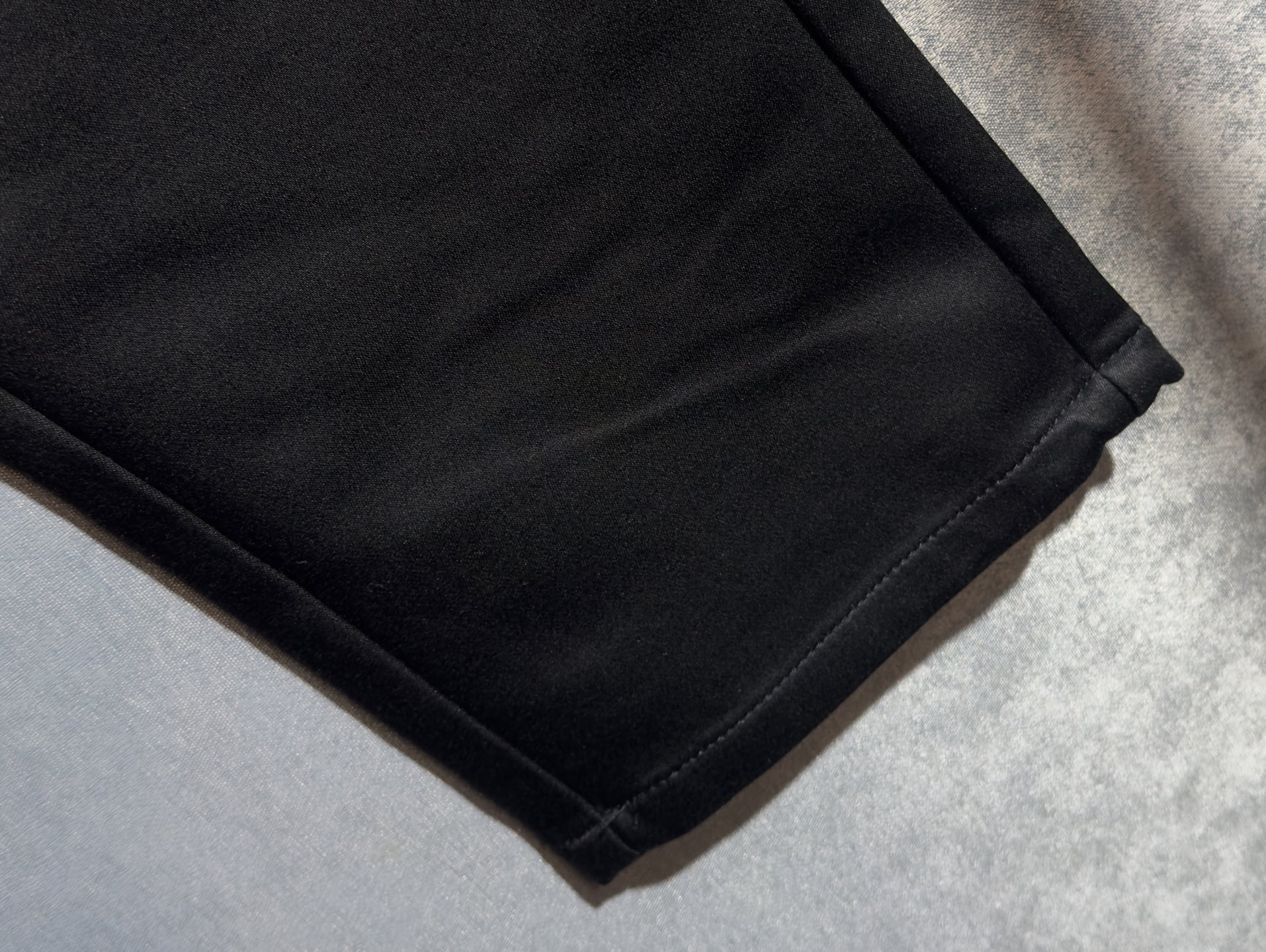 🍒 P150🔥PRADA 普拉达 25年ss秋冬最新品休闲裤🔥专柜热销款 品味与价值共享 身穿着非常舒适 低调不失奢华 穿出去非常有档次,裤型款式和裁剪亦无需多言 上身精致跃然.真正一等一顶级质料 真正殿堂级的休闲裤,选用土耳其的棉花 j2生产出最有名的单宁布品质卓然 经过重水洗使得裤子很柔软  直脚的版型 不挑人 上身绝对的有型 极度奢华！码数：29-42。无37
