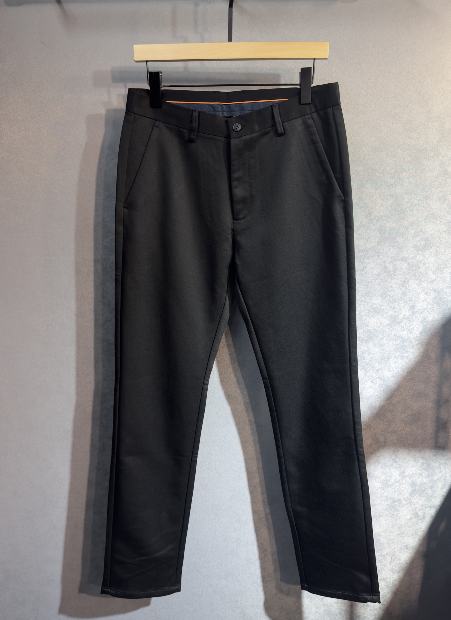 🍒 P150🔥PRADA 普拉达 25年ss秋冬最新品休闲裤🔥专柜热销款 品味与价值共享 身穿着非常舒适 低调不失奢华 穿出去非常有档次,裤型款式和裁剪亦无需多言 上身精致跃然.真正一等一顶级质料 真正殿堂级的休闲裤,选用土耳其的棉花 j2生产出最有名的单宁布品质卓然 经过重水洗使得裤子很柔软  直脚的版型 不挑人 上身绝对的有型 极度奢华！码数：29-42。无37
