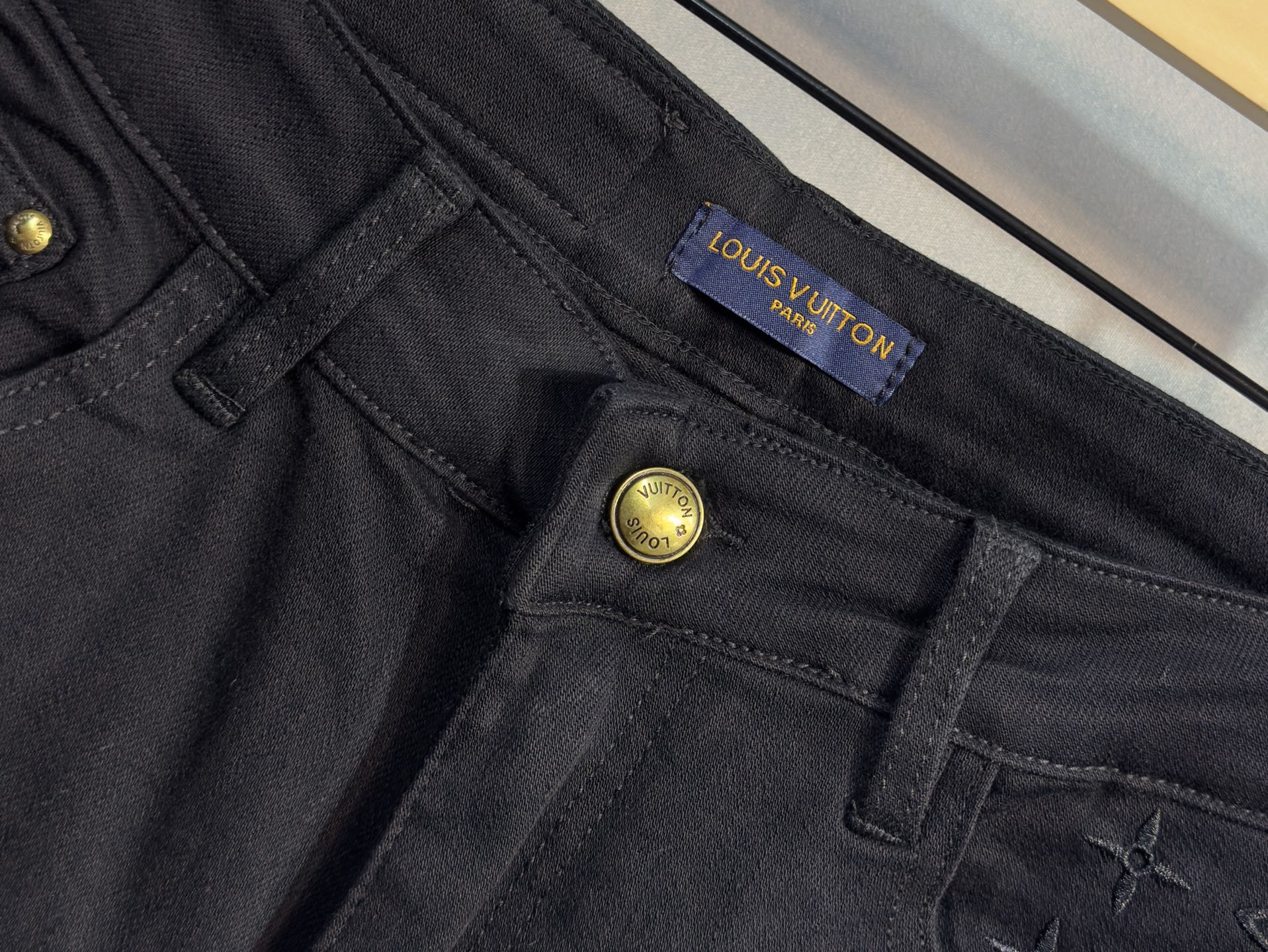 🍒 P180🔥LV 路易威登 25年ss秋冬最新品牛仔裤🔥专柜热销款 品味与价值共享 身穿着非常舒适 低调不失奢华 穿出去非常有档次,裤型款式和裁剪亦无需多言 上身精致跃然.真正一等一顶级质料 真正殿堂级的休闲裤,选用土耳其的棉花 D32生产出最有名的单宁布品质卓然 经过重水洗使得裤子很柔软  直脚的版型 不挑人 上身绝对的有型 极度奢华！码数：29-38。无37
