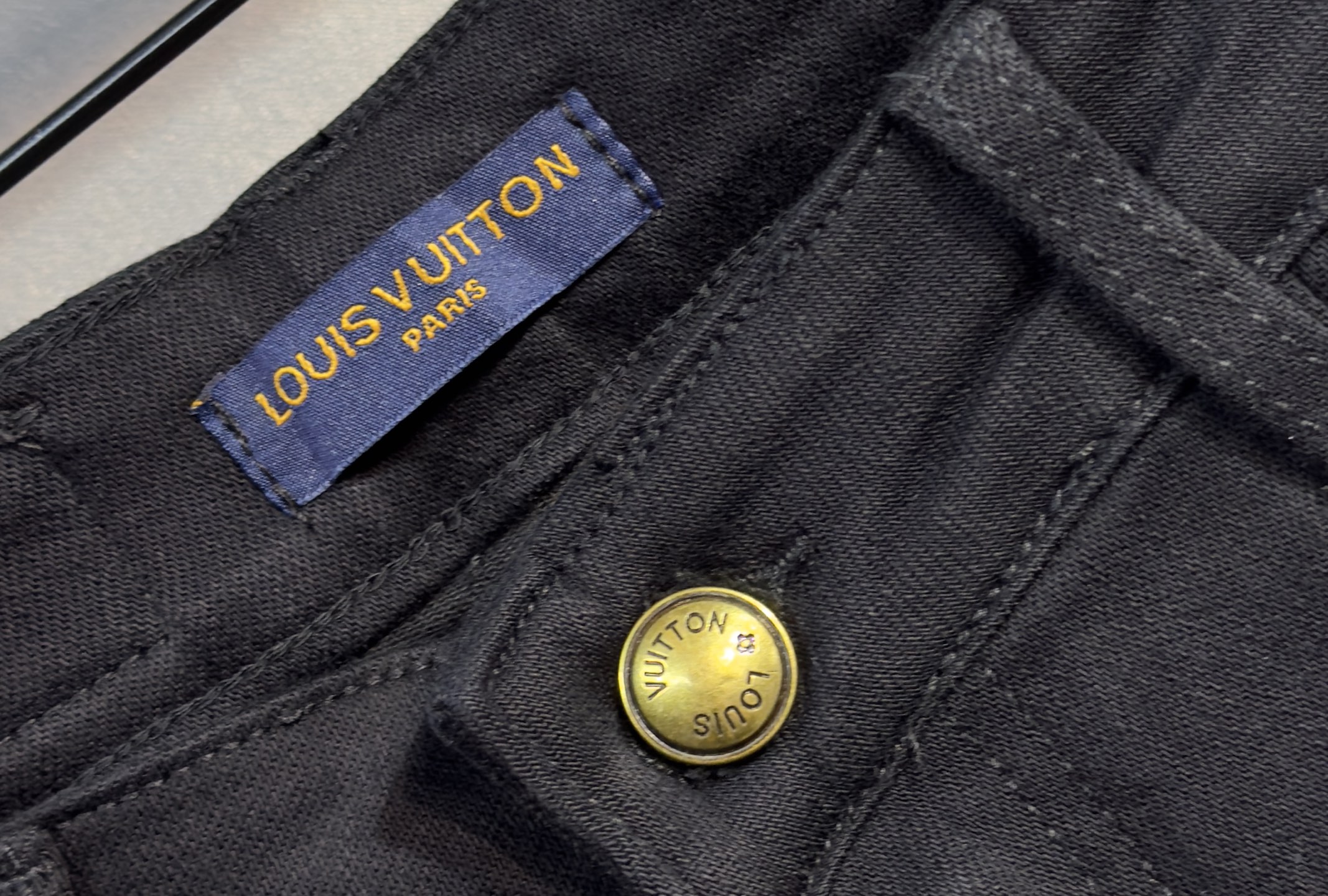 🍒 P180🔥LV 路易威登 25年ss秋冬最新品牛仔裤🔥专柜热销款 品味与价值共享 身穿着非常舒适 低调不失奢华 穿出去非常有档次,裤型款式和裁剪亦无需多言 上身精致跃然.真正一等一顶级质料 真正殿堂级的休闲裤,选用土耳其的棉花 D32生产出最有名的单宁布品质卓然 经过重水洗使得裤子很柔软  直脚的版型 不挑人 上身绝对的有型 极度奢华！码数：29-38。无37
