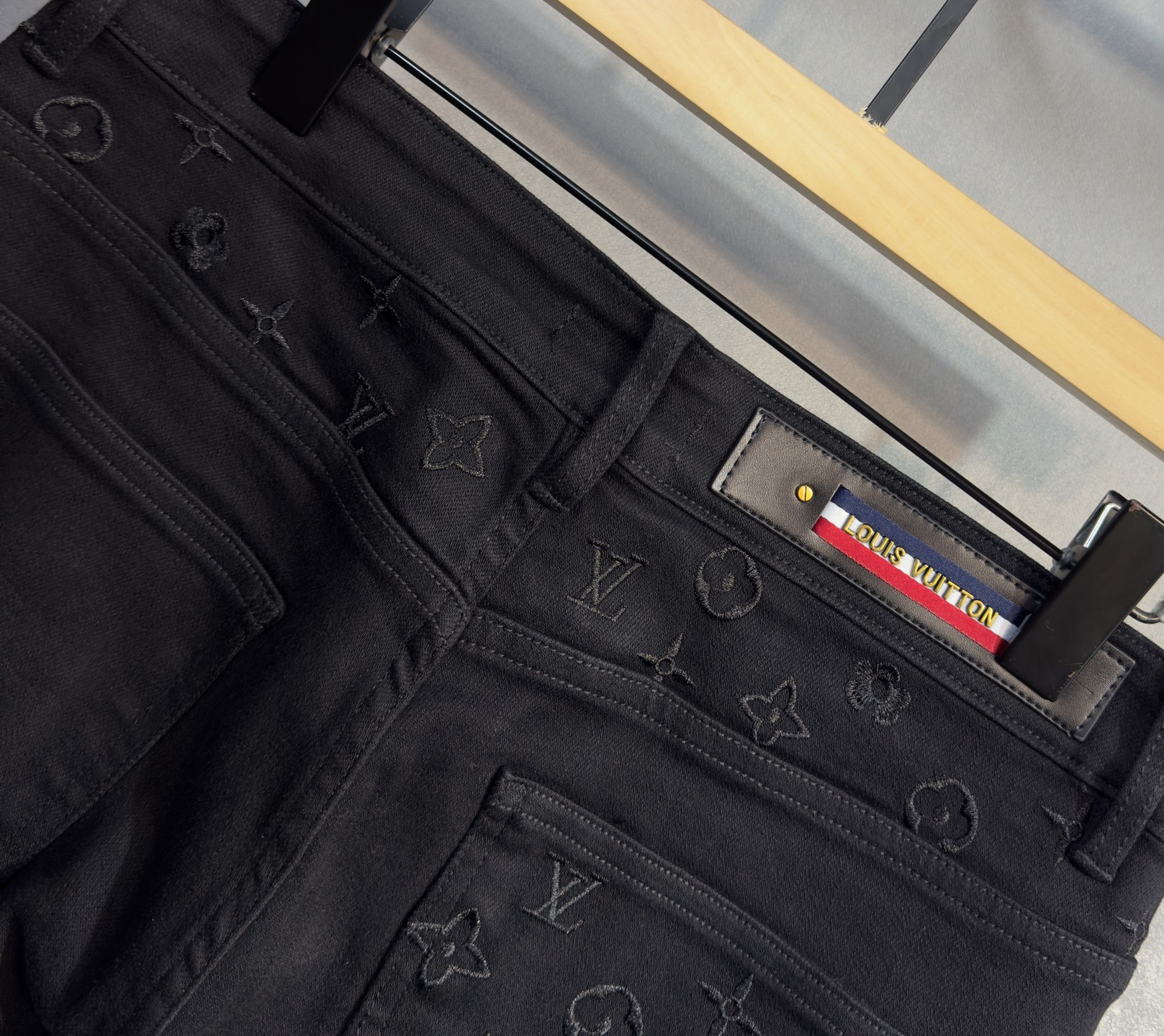 🍒 P180🔥LV 路易威登 25年ss秋冬最新品牛仔裤🔥专柜热销款 品味与价值共享 身穿着非常舒适 低调不失奢华 穿出去非常有档次,裤型款式和裁剪亦无需多言 上身精致跃然.真正一等一顶级质料 真正殿堂级的休闲裤,选用土耳其的棉花 D32生产出最有名的单宁布品质卓然 经过重水洗使得裤子很柔软  直脚的版型 不挑人 上身绝对的有型 极度奢华！码数：29-38。无37
