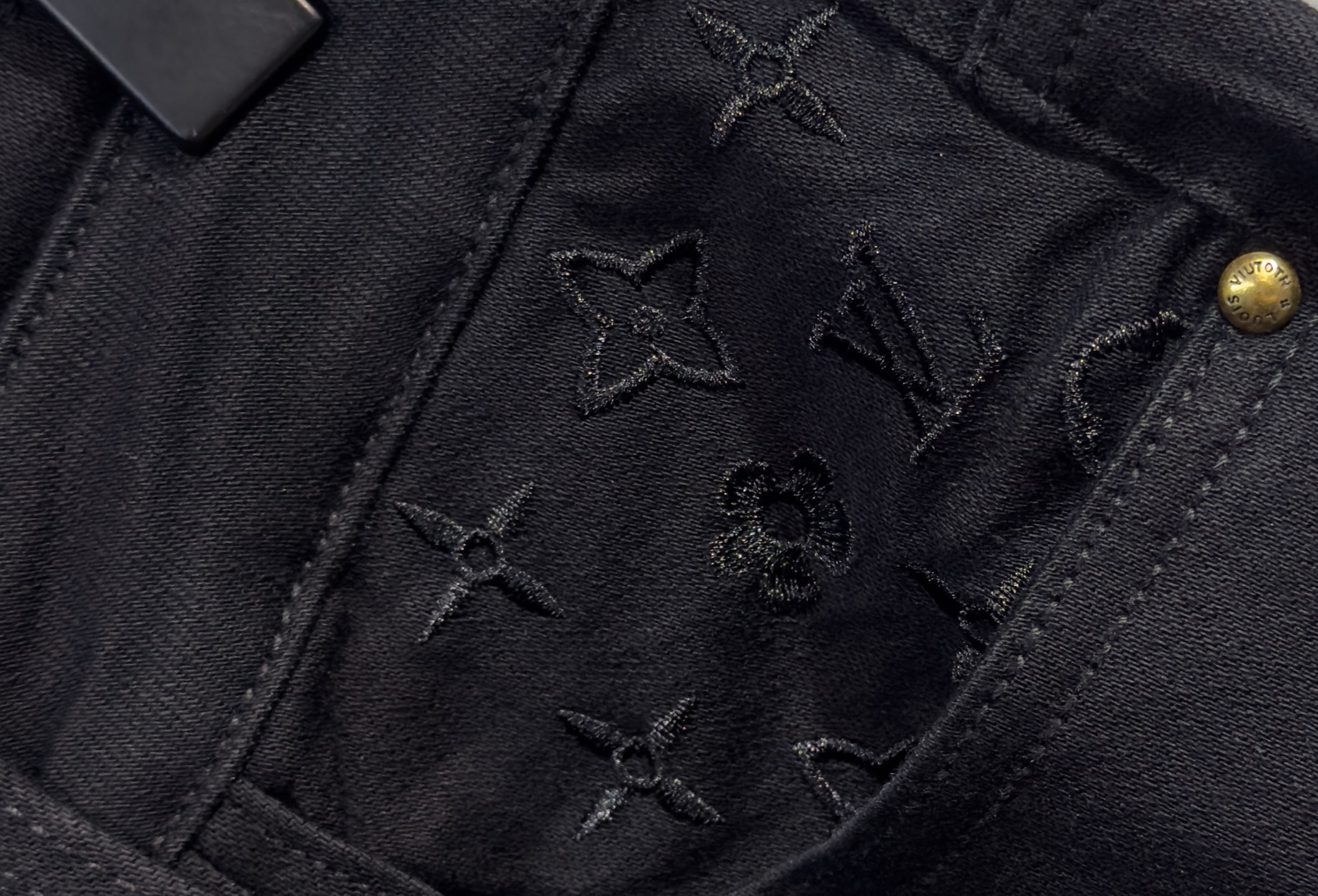 🍒 P180🔥LV 路易威登 25年ss秋冬最新品牛仔裤🔥专柜热销款 品味与价值共享 身穿着非常舒适 低调不失奢华 穿出去非常有档次,裤型款式和裁剪亦无需多言 上身精致跃然.真正一等一顶级质料 真正殿堂级的休闲裤,选用土耳其的棉花 D32生产出最有名的单宁布品质卓然 经过重水洗使得裤子很柔软  直脚的版型 不挑人 上身绝对的有型 极度奢华！码数：29-38。无37
