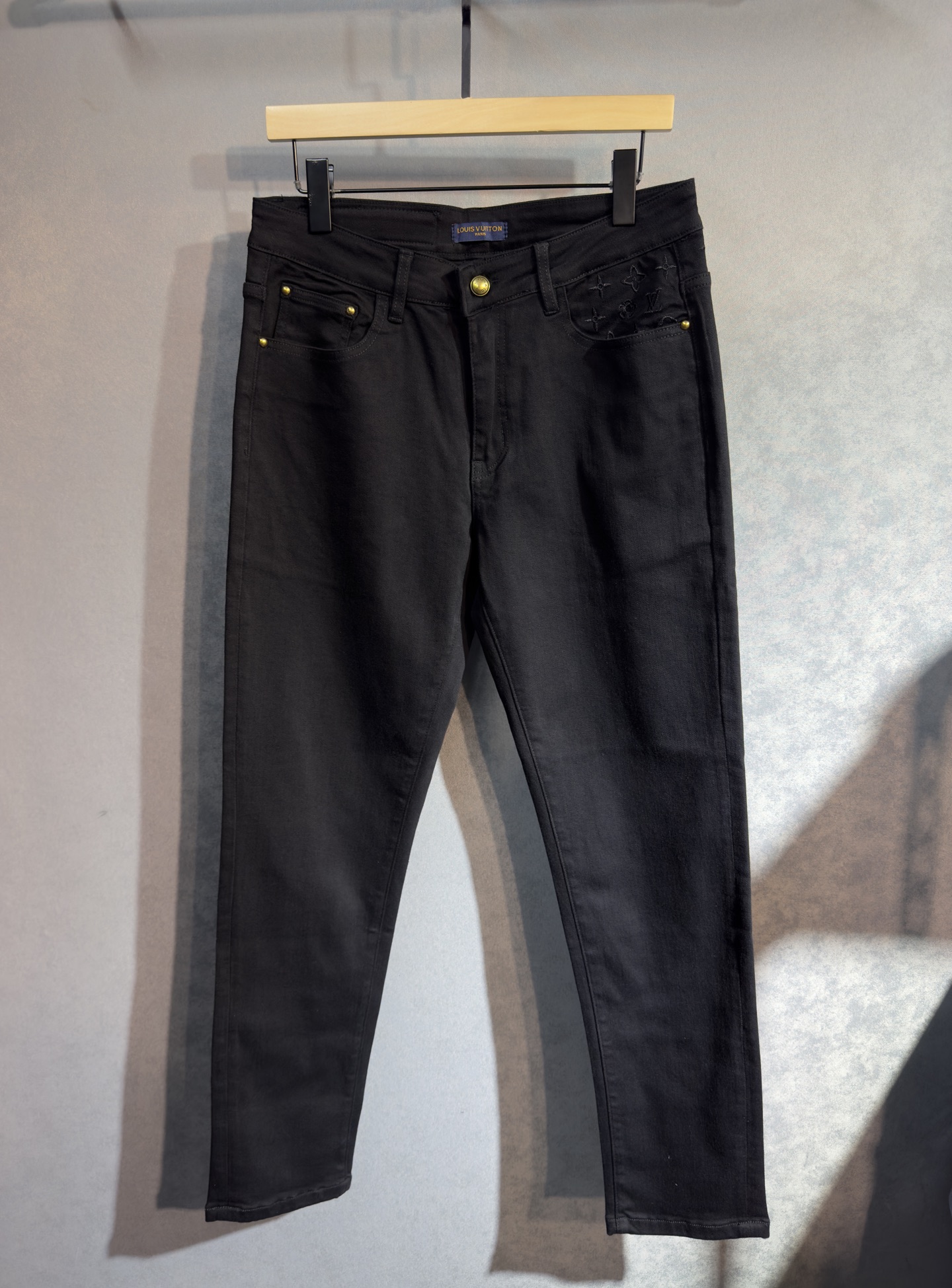 🍒 P180🔥LV 路易威登 25年ss秋冬最新品牛仔裤🔥专柜热销款 品味与价值共享 身穿着非常舒适 低调不失奢华 穿出去非常有档次,裤型款式和裁剪亦无需多言 上身精致跃然.真正一等一顶级质料 真正殿堂级的休闲裤,选用土耳其的棉花 D32生产出最有名的单宁布品质卓然 经过重水洗使得裤子很柔软  直脚的版型 不挑人 上身绝对的有型 极度奢华！码数：29-38。无37
