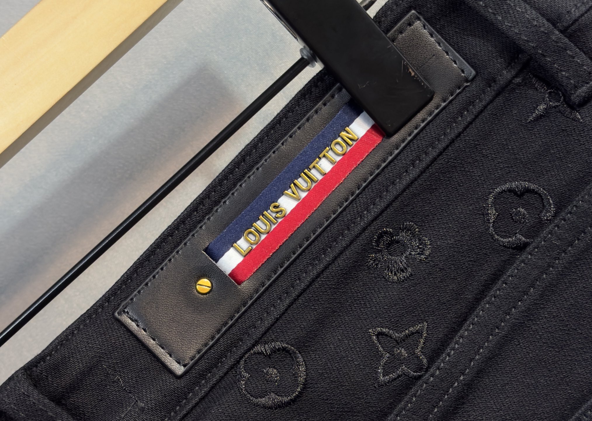 🍒 P180🔥LV 路易威登 25年ss秋冬最新品牛仔裤🔥专柜热销款 品味与价值共享 身穿着非常舒适 低调不失奢华 穿出去非常有档次,裤型款式和裁剪亦无需多言 上身精致跃然.真正一等一顶级质料 真正殿堂级的休闲裤,选用土耳其的棉花 D32生产出最有名的单宁布品质卓然 经过重水洗使得裤子很柔软  直脚的版型 不挑人 上身绝对的有型 极度奢华！码数：29-38。无37
