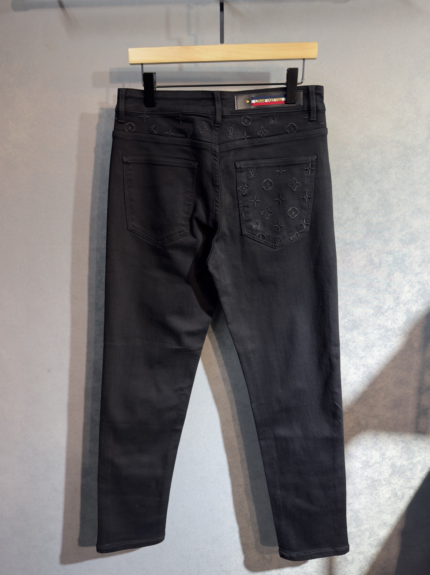 🍒 P180🔥LV 路易威登 25年ss秋冬最新品牛仔裤🔥专柜热销款 品味与价值共享 身穿着非常舒适 低调不失奢华 穿出去非常有档次,裤型款式和裁剪亦无需多言 上身精致跃然.真正一等一顶级质料 真正殿堂级的休闲裤,选用土耳其的棉花 D32生产出最有名的单宁布品质卓然 经过重水洗使得裤子很柔软  直脚的版型 不挑人 上身绝对的有型 极度奢华！码数：29-38。无37
