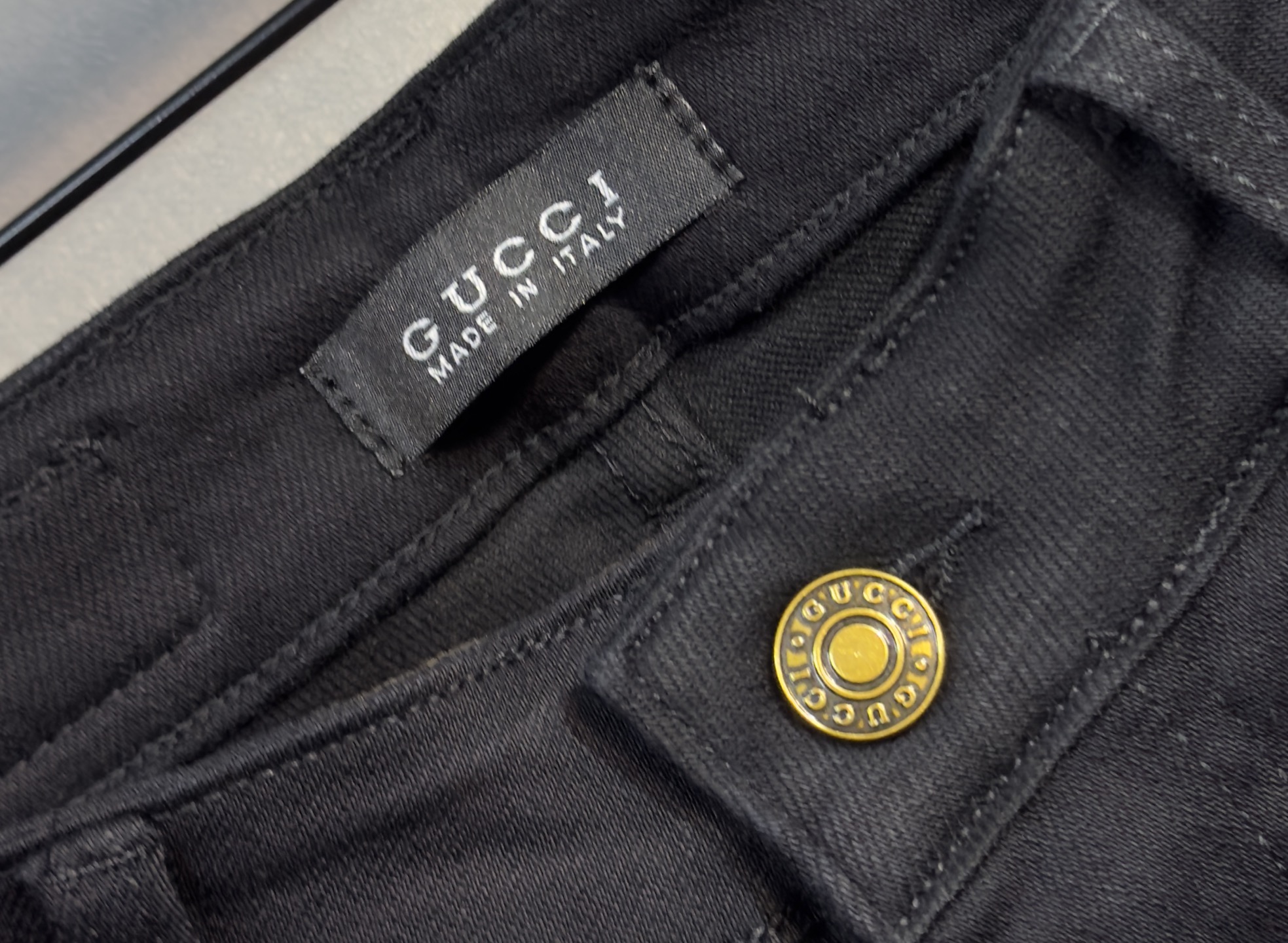 🍒 P180🔥GUCCI 古奇 25年ss秋冬最新品牛仔裤🔥专柜热销款 品味与价值共享 身穿着非常舒适 低调不失奢华 穿出去非常有档次,裤型款式和裁剪亦无需多言 上身精致跃然.真正一等一顶级质料 真正殿堂级的休闲裤,选用土耳其的棉花 D32生产出最有名的单宁布品质卓然 经过重水洗使得裤子很柔软  直脚的版型 不挑人 上身绝对的有型 极度奢华！码数：29-38。无37
