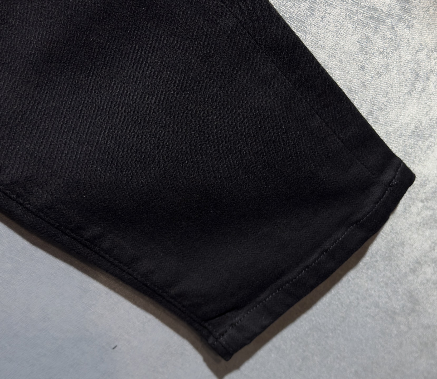 🍒 P180🔥GUCCI 古奇 25年ss秋冬最新品牛仔裤🔥专柜热销款 品味与价值共享 身穿着非常舒适 低调不失奢华 穿出去非常有档次,裤型款式和裁剪亦无需多言 上身精致跃然.真正一等一顶级质料 真正殿堂级的休闲裤,选用土耳其的棉花 D32生产出最有名的单宁布品质卓然 经过重水洗使得裤子很柔软  直脚的版型 不挑人 上身绝对的有型 极度奢华！码数：29-38。无37
