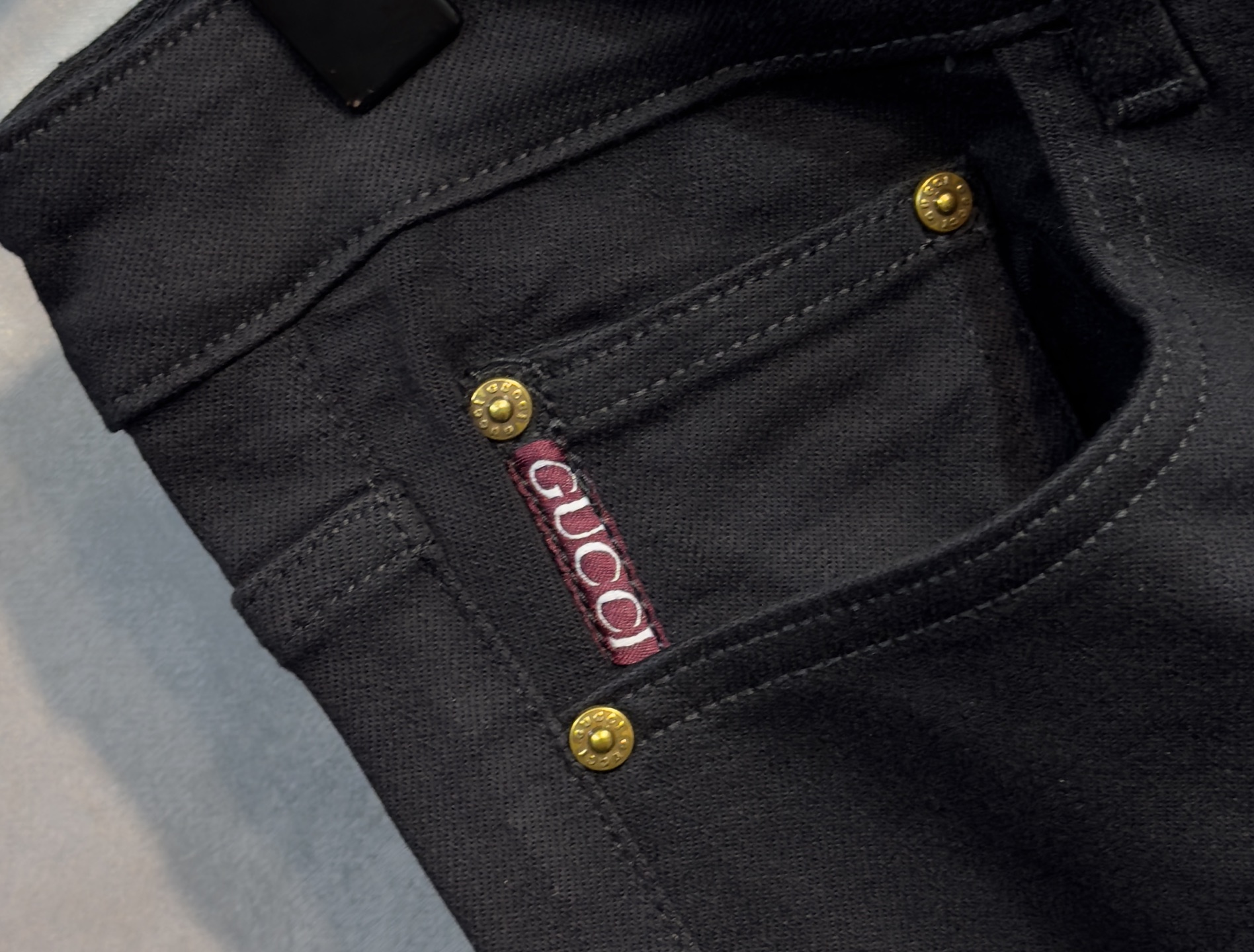 🍒 P180🔥GUCCI 古奇 25年ss秋冬最新品牛仔裤🔥专柜热销款 品味与价值共享 身穿着非常舒适 低调不失奢华 穿出去非常有档次,裤型款式和裁剪亦无需多言 上身精致跃然.真正一等一顶级质料 真正殿堂级的休闲裤,选用土耳其的棉花 D32生产出最有名的单宁布品质卓然 经过重水洗使得裤子很柔软  直脚的版型 不挑人 上身绝对的有型 极度奢华！码数：29-38。无37
