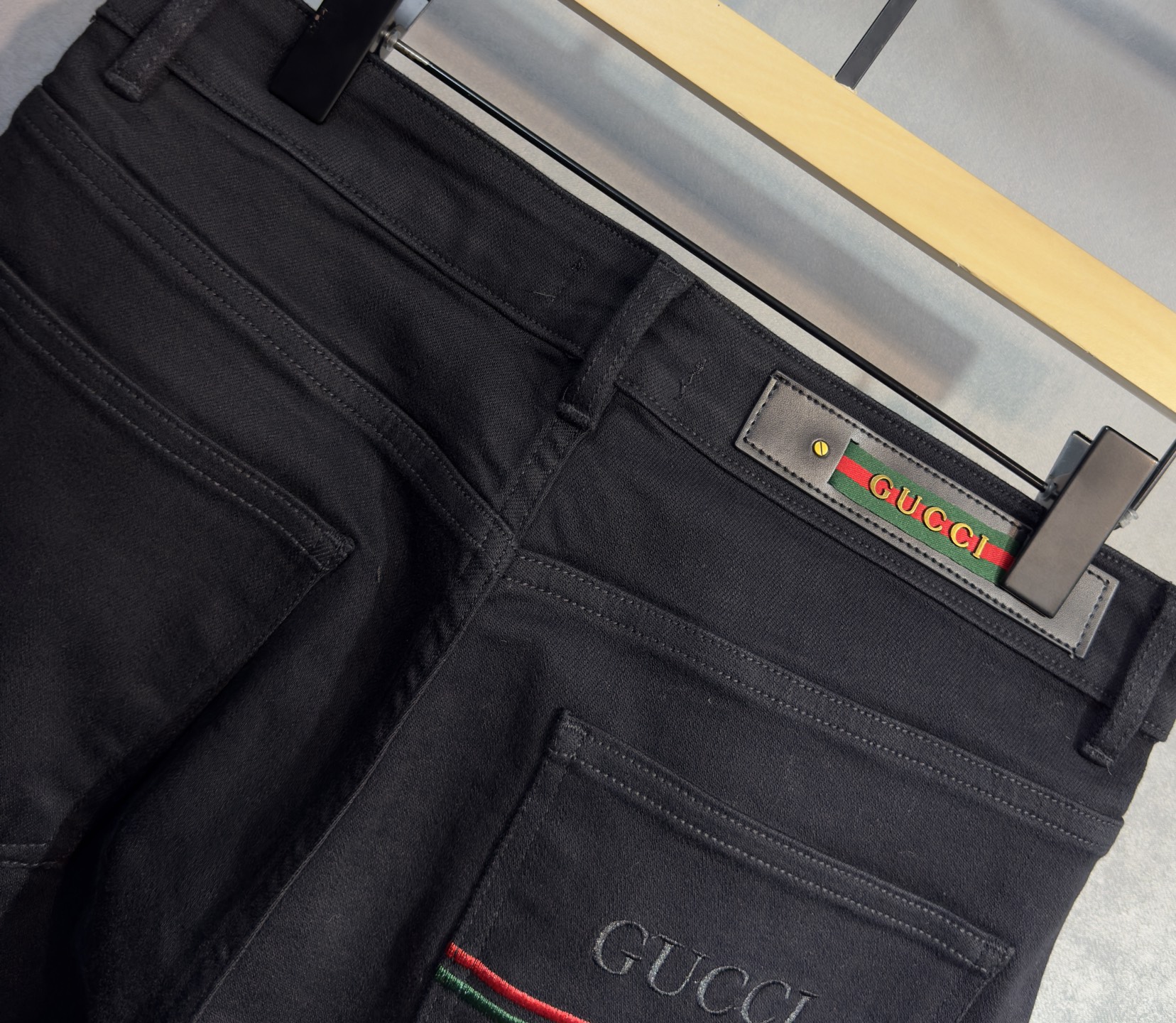🍒 P180🔥GUCCI 古奇 25年ss秋冬最新品牛仔裤🔥专柜热销款 品味与价值共享 身穿着非常舒适 低调不失奢华 穿出去非常有档次,裤型款式和裁剪亦无需多言 上身精致跃然.真正一等一顶级质料 真正殿堂级的休闲裤,选用土耳其的棉花 D32生产出最有名的单宁布品质卓然 经过重水洗使得裤子很柔软  直脚的版型 不挑人 上身绝对的有型 极度奢华！码数：29-38。无37
