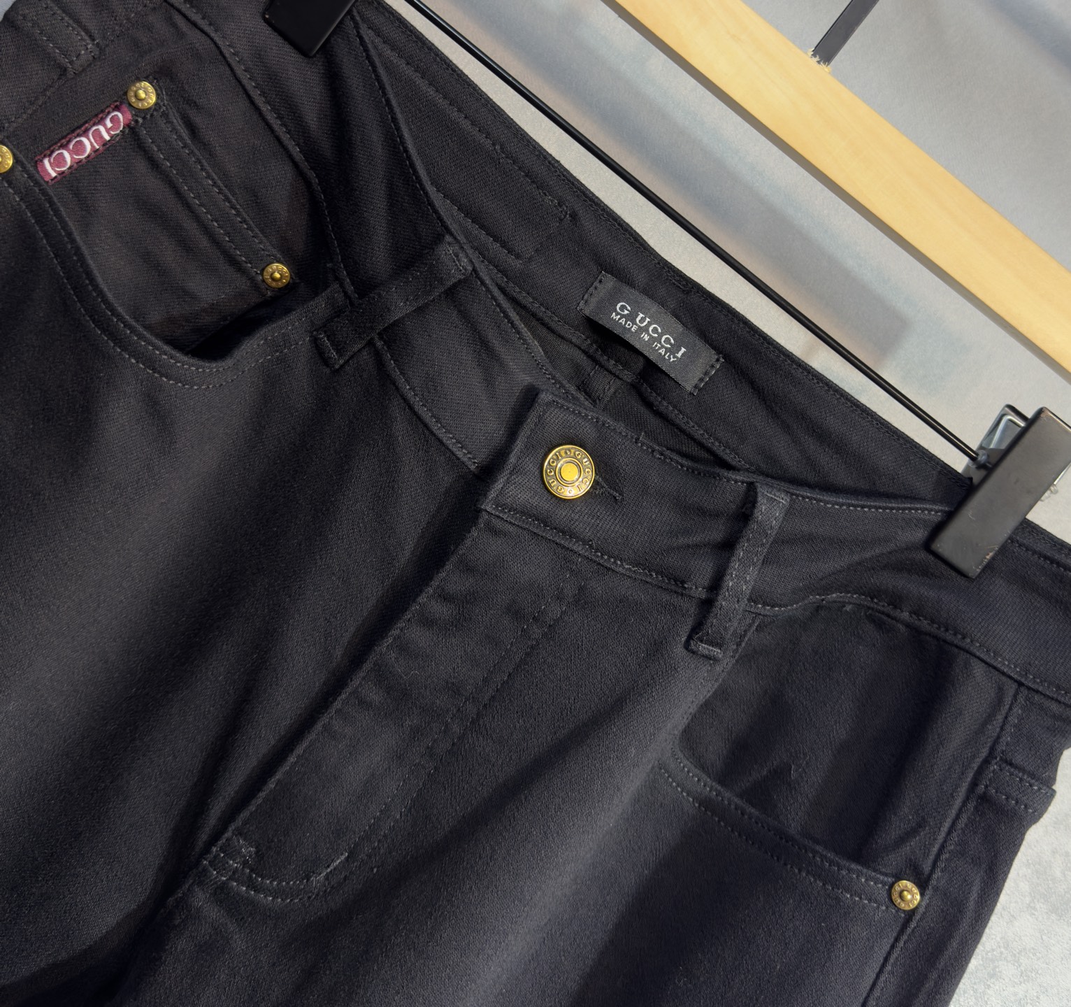 🍒 P180🔥GUCCI 古奇 25年ss秋冬最新品牛仔裤🔥专柜热销款 品味与价值共享 身穿着非常舒适 低调不失奢华 穿出去非常有档次,裤型款式和裁剪亦无需多言 上身精致跃然.真正一等一顶级质料 真正殿堂级的休闲裤,选用土耳其的棉花 D32生产出最有名的单宁布品质卓然 经过重水洗使得裤子很柔软  直脚的版型 不挑人 上身绝对的有型 极度奢华！码数：29-38。无37
