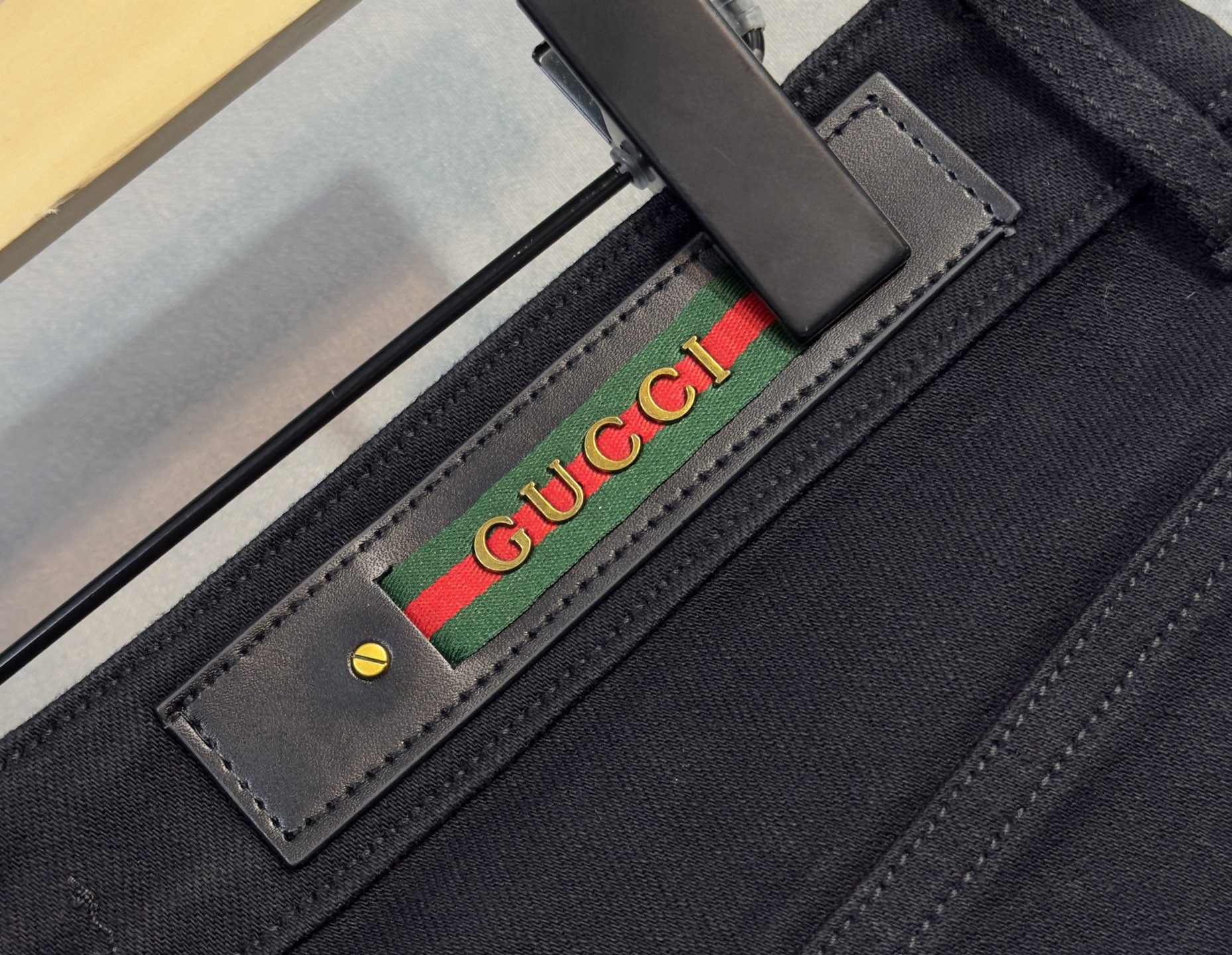 🍒 P180🔥GUCCI 古奇 25年ss秋冬最新品牛仔裤🔥专柜热销款 品味与价值共享 身穿着非常舒适 低调不失奢华 穿出去非常有档次,裤型款式和裁剪亦无需多言 上身精致跃然.真正一等一顶级质料 真正殿堂级的休闲裤,选用土耳其的棉花 D32生产出最有名的单宁布品质卓然 经过重水洗使得裤子很柔软  直脚的版型 不挑人 上身绝对的有型 极度奢华！码数：29-38。无37
