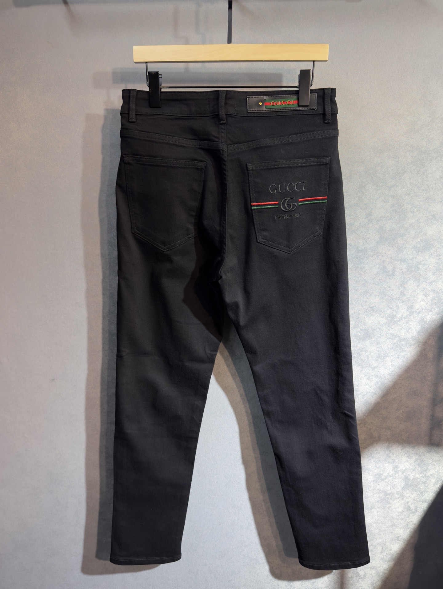 🍒 P180🔥GUCCI 古奇 25年ss秋冬最新品牛仔裤🔥专柜热销款 品味与价值共享 身穿着非常舒适 低调不失奢华 穿出去非常有档次,裤型款式和裁剪亦无需多言 上身精致跃然.真正一等一顶级质料 真正殿堂级的休闲裤,选用土耳其的棉花 D32生产出最有名的单宁布品质卓然 经过重水洗使得裤子很柔软  直脚的版型 不挑人 上身绝对的有型 极度奢华！码数：29-38。无37
