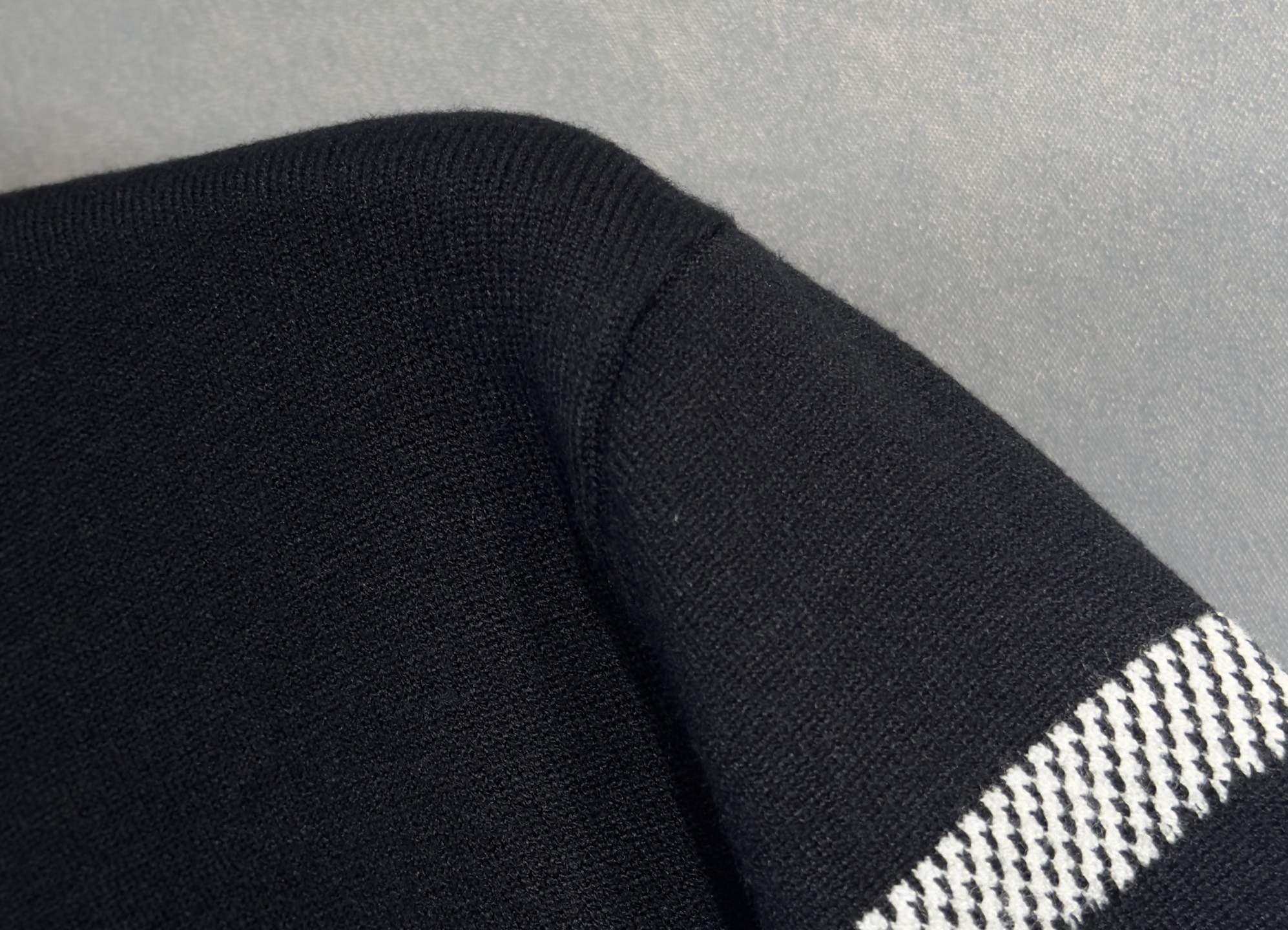 🔥🔥PRADA 普拉达 2025秋冬新款羊毛毛衣 高品质意大利进口羊毛混纺面料，高密度针织，时尚百搭毛衣