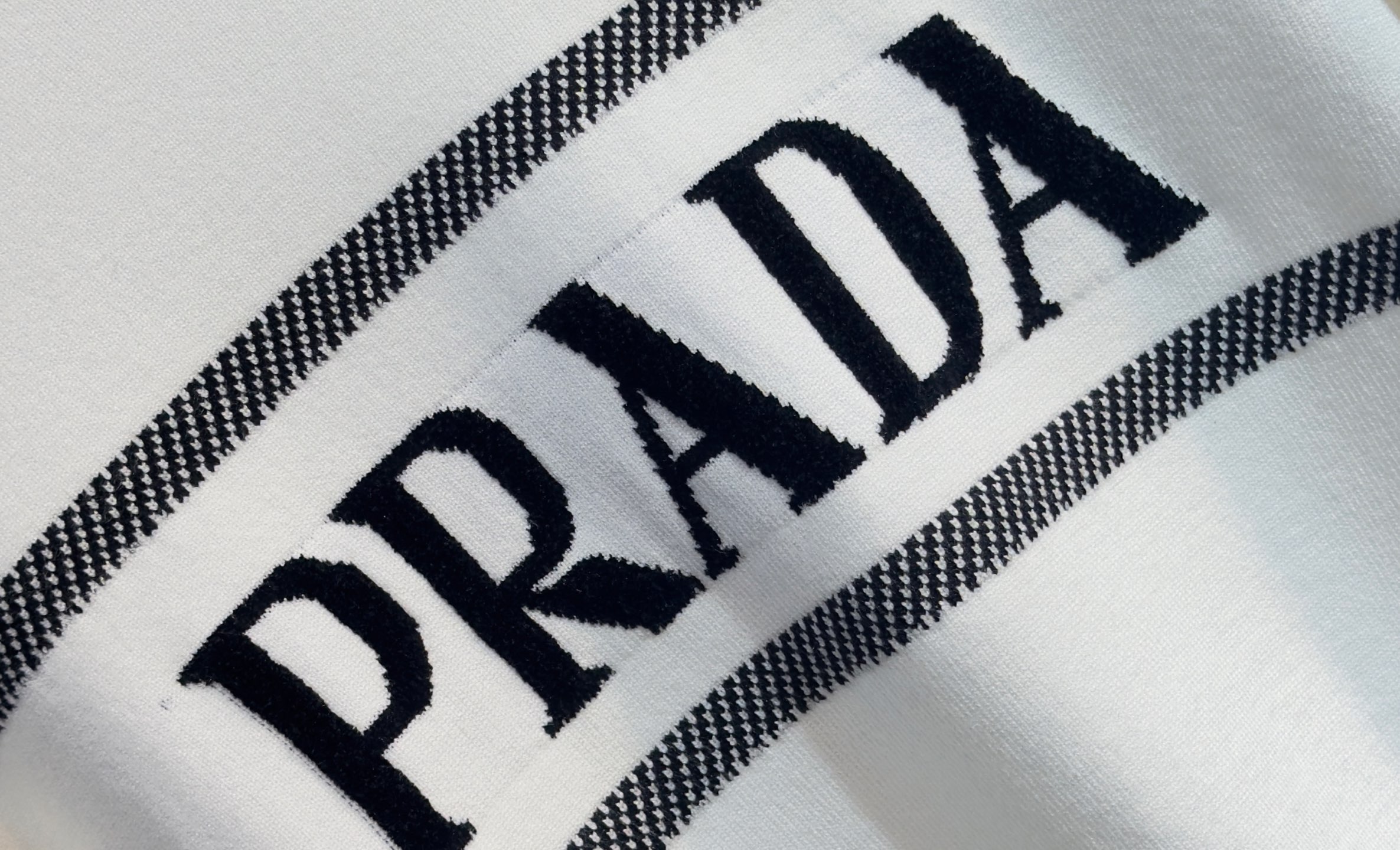 🔥🔥PRADA 普拉达 2025秋冬新款羊毛毛衣 高品质意大利进口羊毛混纺面料，高密度针织，时尚百搭毛衣