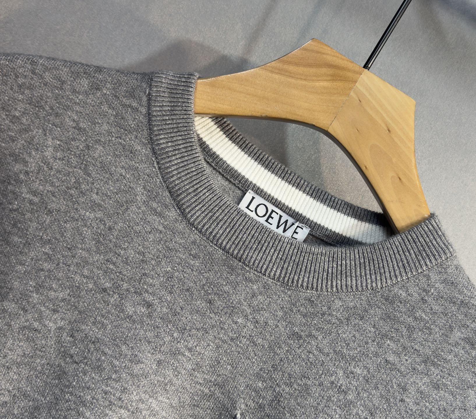 🔥🔥LOEWE 罗意威 2025秋冬新款羊毛毛衣 高品质意大利进口羊毛混纺面料，高密度针织，时尚百搭毛衣