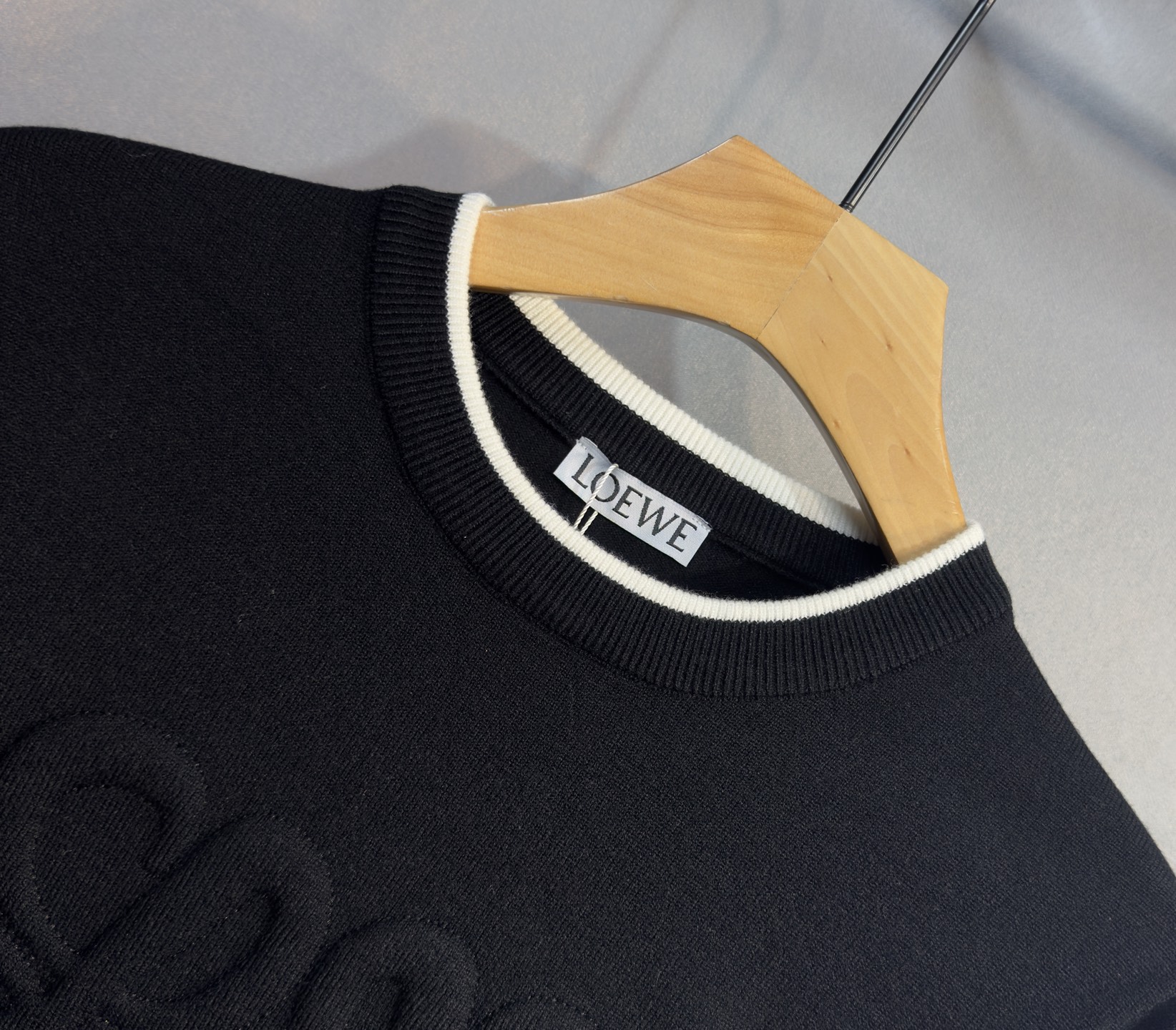 🔥🔥LOEWE 罗意威 2025秋冬新款羊毛毛衣 高品质意大利进口羊毛混纺面料，高密度针织，时尚百搭毛衣
