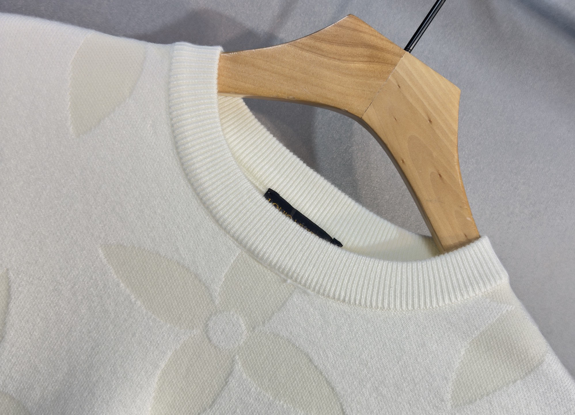 🔥LV 路易威登 2025秋冬新款羊毛毛衣 高品质意大利进口羊毛混纺面料，高密度针织，时尚百搭毛衣，帅气