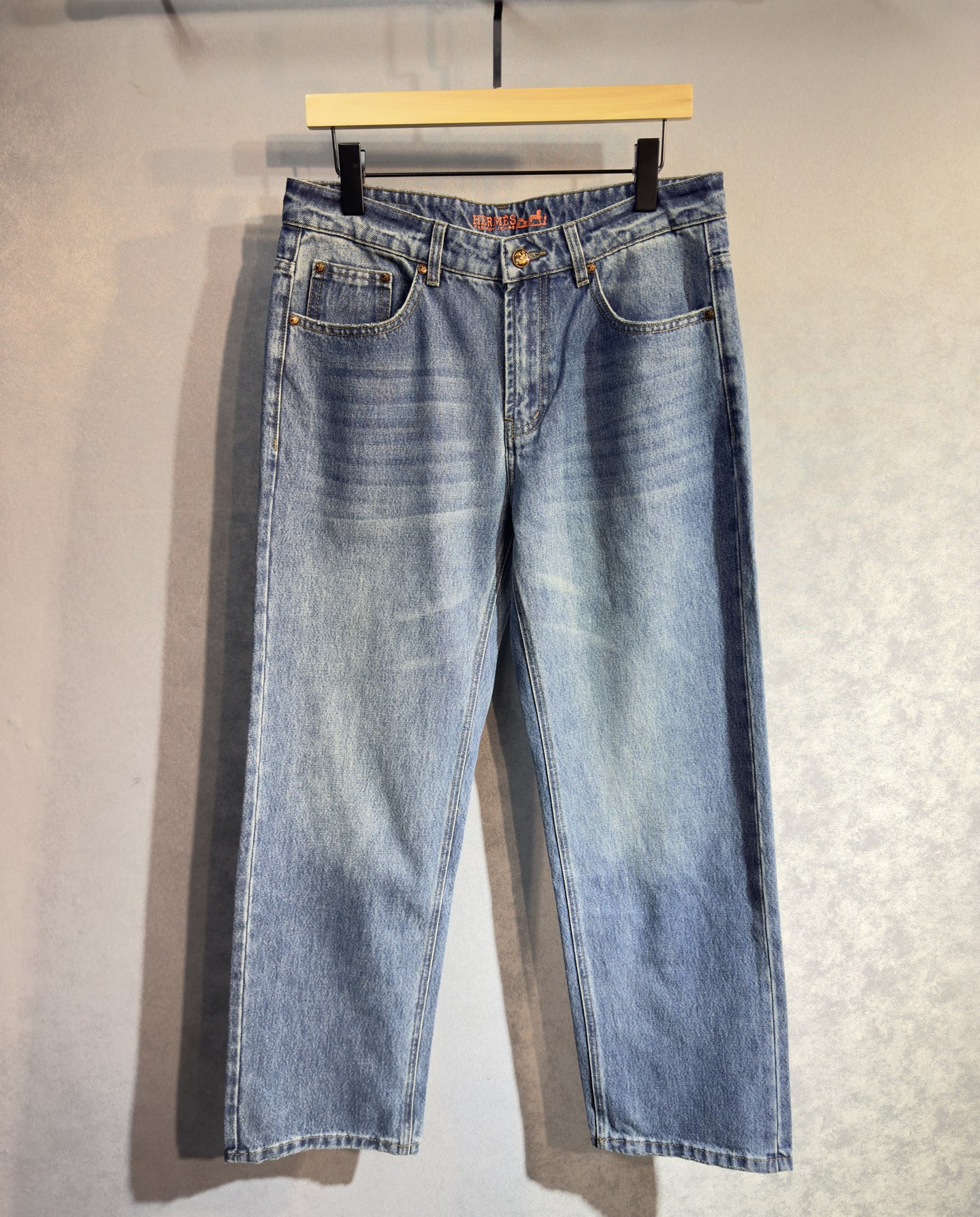 NO:728692,But after the new year, HERMES 25th SS new autumn and winter jeans are the best-selling items in the counter. Taste and value are shared. Very comfortable to wear. Low-key yet luxurious. Very classy to wear. Needless to say the trousers style and cut. The upper body is exquisite and vivid. Really first-class top quality materials. Really palace-level casual pants, using Turkish cotton. S2 produces the most famous denim of outstanding quality. Heavy washing makes the pants very soft. Straight-leg version.  Not picky, the upper body is absolutely stylish and extremely luxurious!  Code number 29-40.No 37,,hermes,hermes,jeans,19860909可年后 HERMES 爱马仕 25年ss秋冬新品牛仔裤专柜热销款 品味与价值共享 身穿着非常舒适 低调不失奢华 穿出去非常有档次,裤型款式和裁剪亦无需多言 上身精致跃然.真正一等一顶级质料 真正殿堂级的休闲裤,选用土耳其的棉花 S2生产出最有名的单宁布品质卓然 经过重水洗使得裤子很柔软 直脚的版型 不挑人 上身绝对的有型 极度奢华！码数29-40.无37,,hermes,hermes,jeans,,Men's clothing