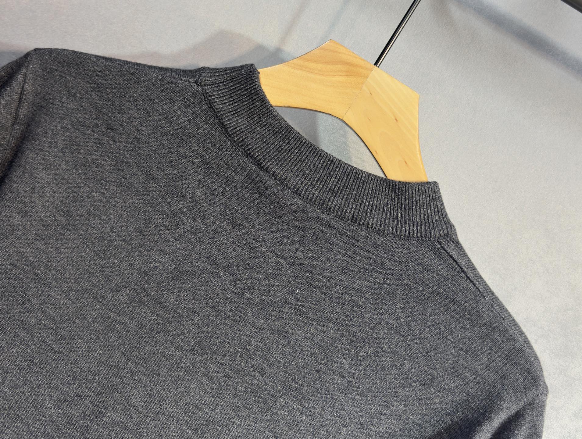 🔥LV 路易威登 2025秋冬新款小高领毛衣 高品质定制羊绒混纺面料，透气舒适，高密度制作，时尚百搭，小