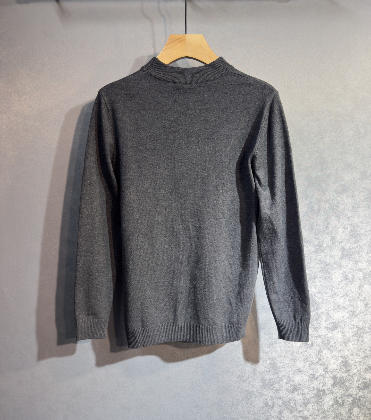 🔥LV 路易威登 2025秋冬新款小高领毛衣 高品质定制羊绒混纺面料，透气舒适，高密度制作，时尚百搭，小