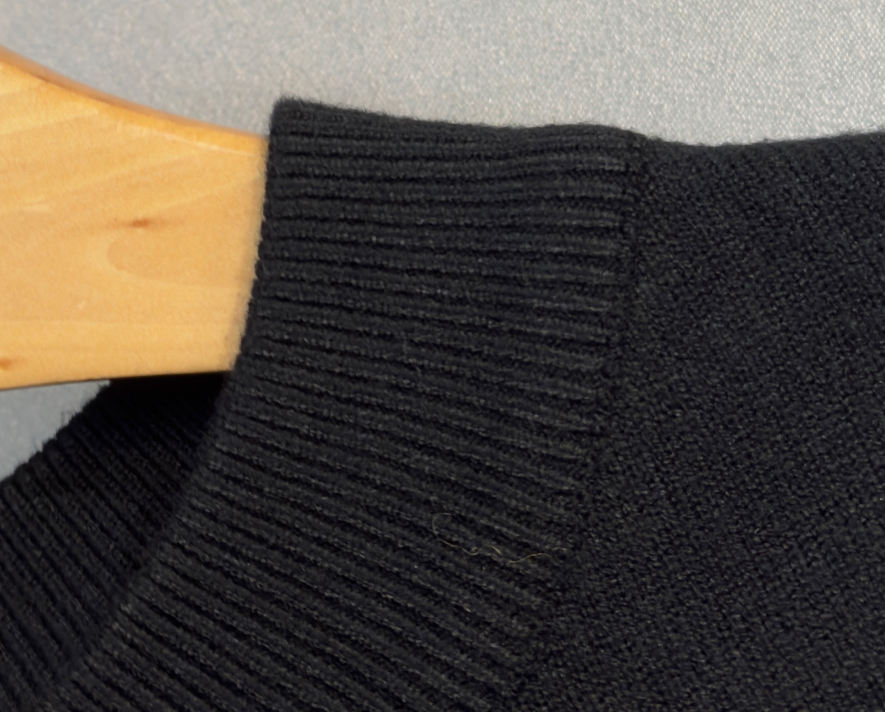 🔥LV 路易威登 2025秋冬新款小高领毛衣 高品质定制羊绒混纺面料，透气舒适，高密度制作，时尚百搭，小