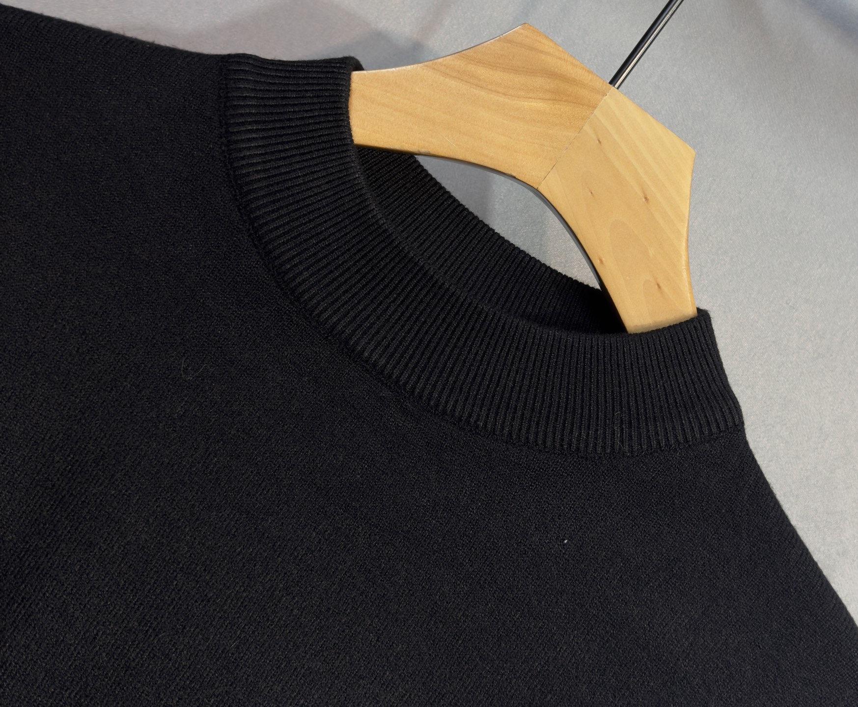 🔥LV 路易威登 2025秋冬新款小高领毛衣 高品质定制羊绒混纺面料，透气舒适，高密度制作，时尚百搭，小