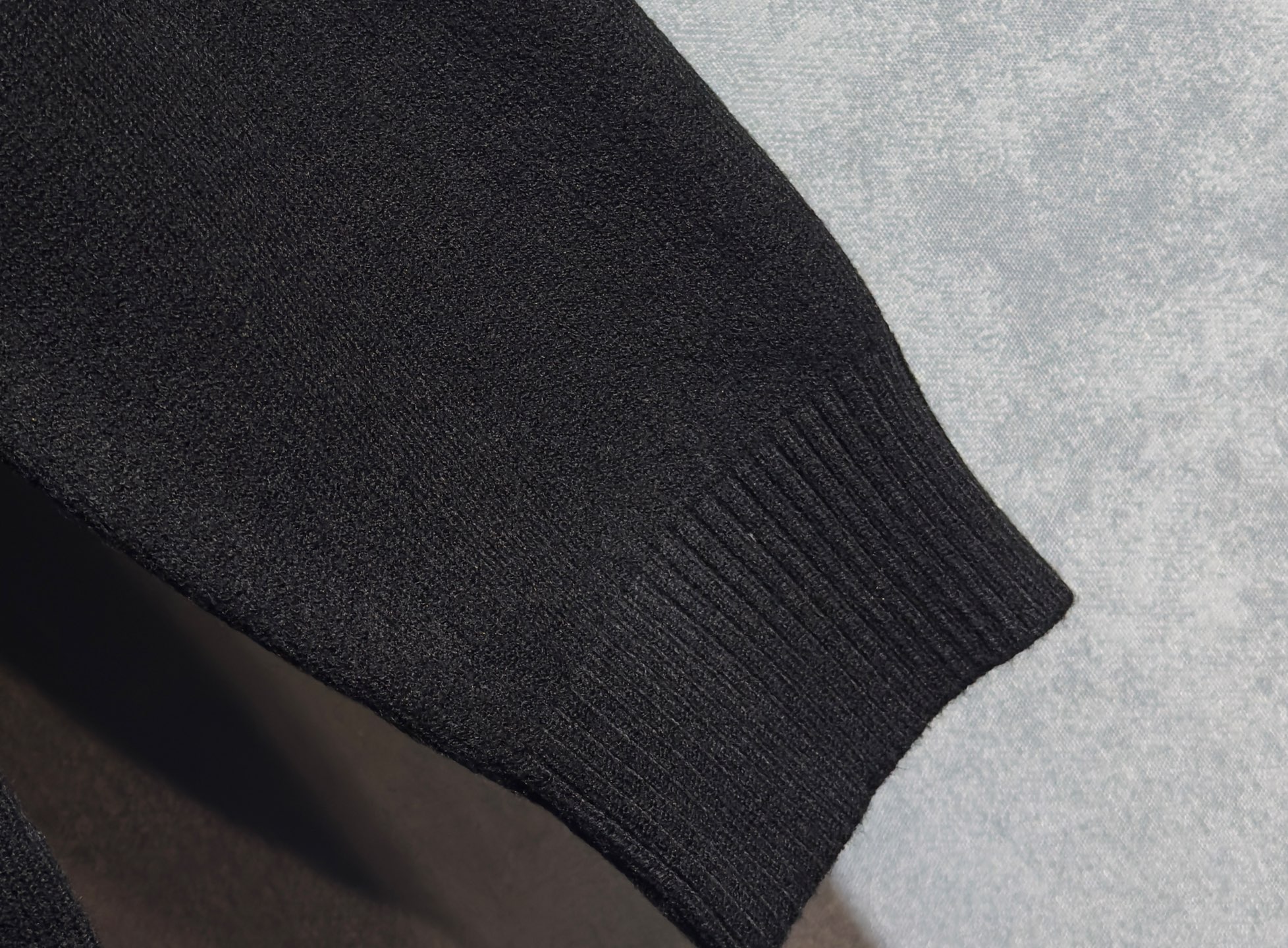 🔥LV 路易威登 2025秋冬新款小高领毛衣 高品质定制羊绒混纺面料，透气舒适，高密度制作，时尚百搭，小