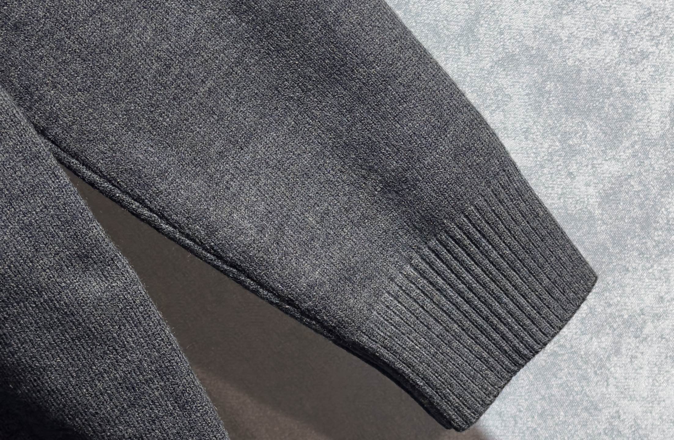 🔥LV 路易威登 2025秋冬新款小高领毛衣 高品质定制羊绒混纺面料，透气舒适，高密度制作，时尚百搭，小