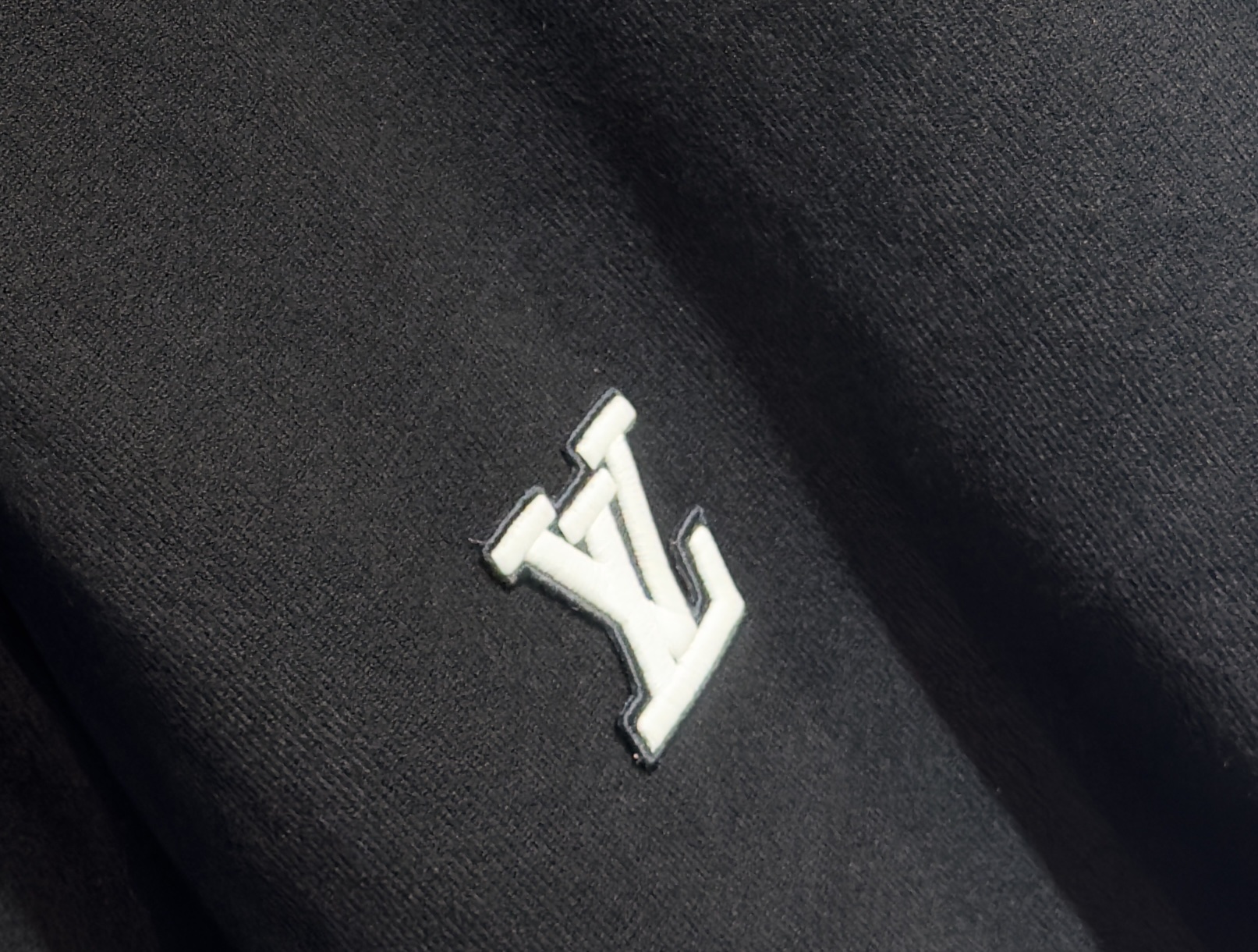 🔥LV 路易威登 2025秋冬新款小高领毛衣 高品质定制羊绒混纺面料，透气舒适，高密度制作，时尚百搭，小