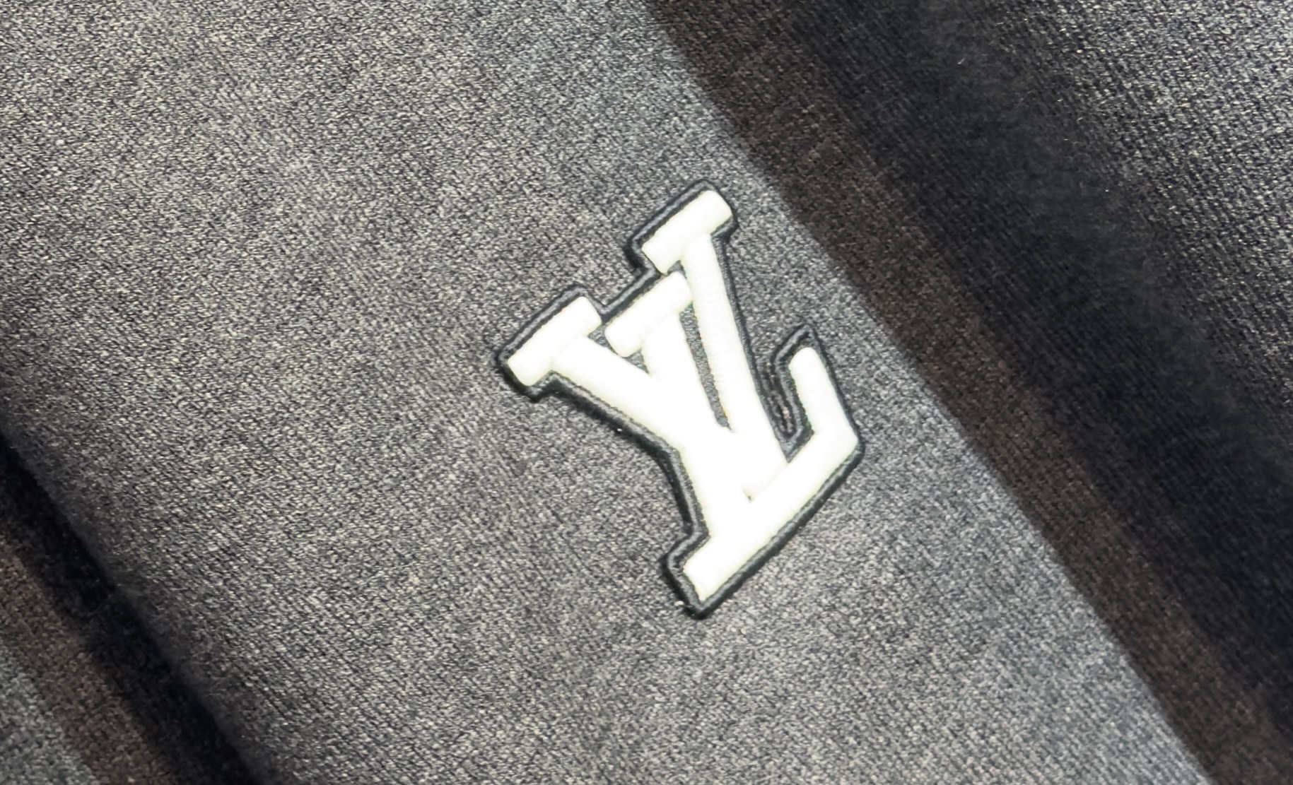 🔥LV 路易威登 2025秋冬新款小高领毛衣 高品质定制羊绒混纺面料，透气舒适，高密度制作，时尚百搭，小