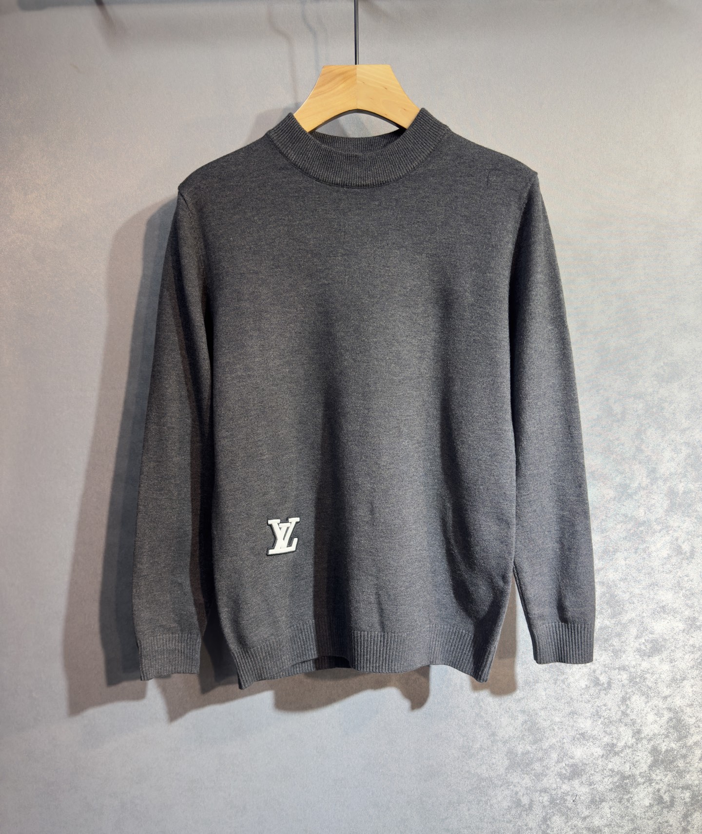 🔥LV 路易威登 2025秋冬新款小高领毛衣 高品质定制羊绒混纺面料，透气舒适，高密度制作，时尚百搭，小