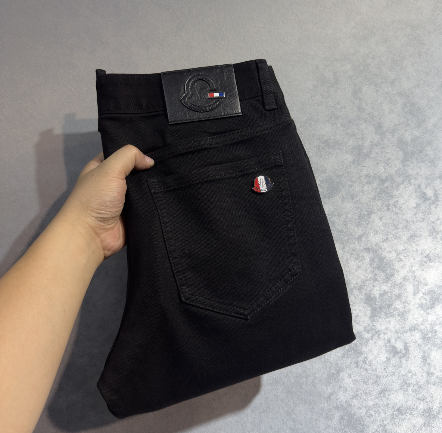 NO:916199,MONCLER is a 26-year-old new jeans counter's best-selling model. It shares taste and value. It is very comfortable to wear. It is low-key yet luxurious. It is very classy when worn. The style and cut of the pants are needless to say. The upper body is exquisite and vivid. Really first-class and top-quality materials. Really palace-level casual pants, using Turkish cotton A55 to produce the most famous denim. The quality is outstanding. After heavy washing, the pants are very soft. The straight-leg version is not picky.  The upper body is absolutely stylish and extremely luxurious!  Size 29-38.No 37,,Moncler,jeans,19860909MONCLER 蒙口 26年新款牛仔裤专柜热销款 品味与价值共享 身穿着非常舒适 低调不失奢华 穿出去非常有档次,裤型款式和裁剪亦无需多言 上身精致跃然.真正一等一顶级质料 真正殿堂级的休闲裤,选用土耳其的棉花 A55生产出最有名的单宁布 品质卓然 经过重水洗使得裤子很柔软 直脚的版型 不挑人 上身绝对的有型 极度奢华！码数29-38.无37,,Moncler,jeans,,Men's clothing