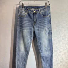 🔥 VERSACE 范思哲 26年新款牛仔裤🔥专柜热销款 品味与价值共享 身穿着非常舒适 低调不失奢华 🔥 VERSACE 范思哲 26年新款牛仔裤🔥专柜热销款 品味与价值共享 身穿着非常舒适 低调不失奢华