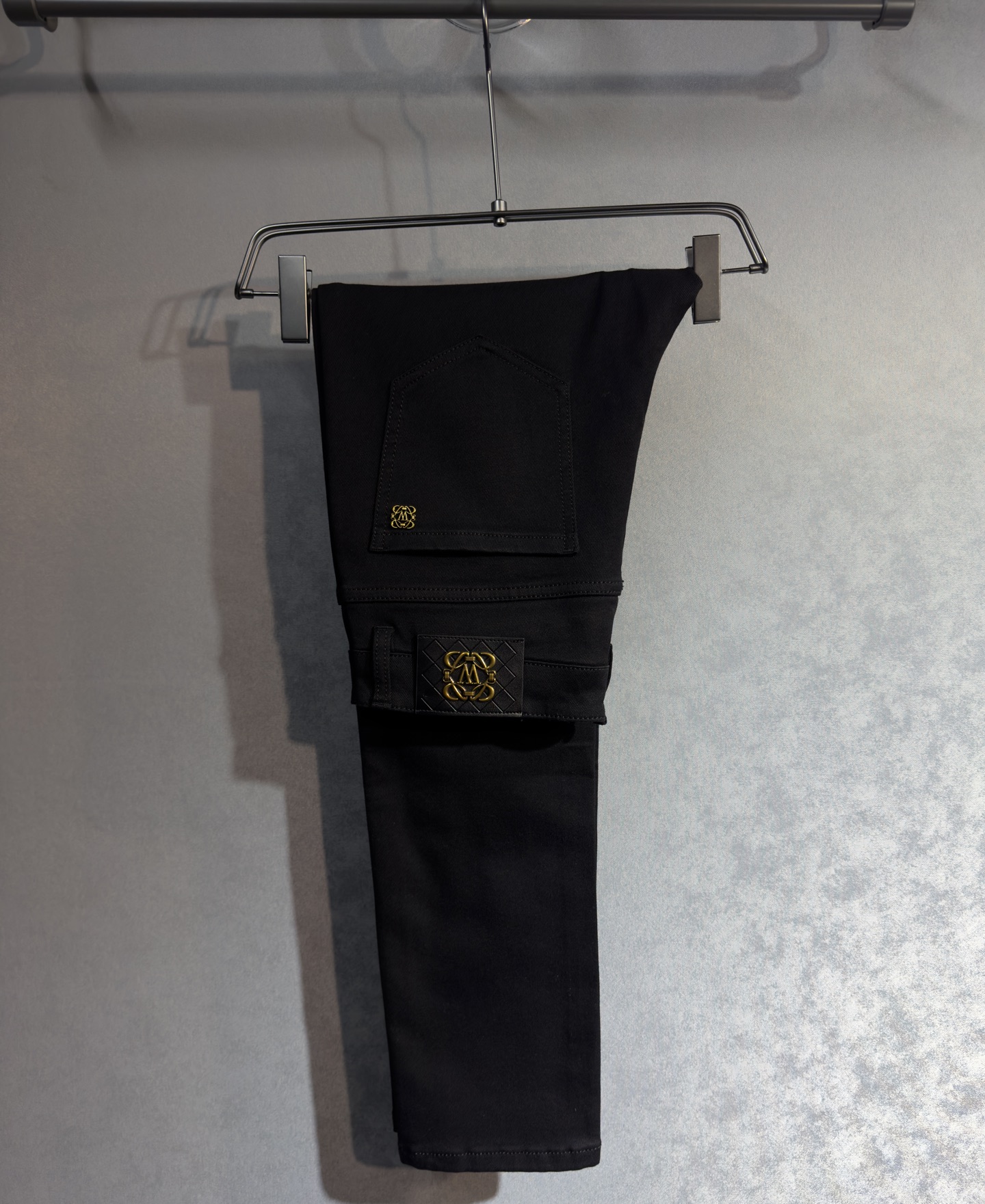 NO:871944,LOEWE's 26-year new jeans counter is a hot-selling model. It shares taste and value. It is very comfortable to wear. It is low-key yet luxurious. It is very classy when worn. The style and cut of the trousers are needless to say. The upper body is exquisite and vivid. Really first-class and top-quality materials. Really palace-level casual pants, using Turkish cotton A33 to produce the most famous denim. The quality is outstanding. After heavy washing, the trousers are very soft. The straight-leg version is not picky.  The upper body is absolutely stylish and extremely luxurious!  Code number 29-38.No 37,,loewe,loewe,jeans,19860909LOEWE 罗意威 26年新款牛仔裤专柜热销款 品味与价值共享 身穿着非常舒适 低调不失奢华 穿出去非常有档次,裤型款式和裁剪亦无需多言 上身精致跃然.真正一等一顶级质料 真正殿堂级的休闲裤,选用土耳其的棉花 A33生产出最有名的单宁布 品质卓然 经过重水洗使得裤子很柔软 直脚的版型 不挑人 上身绝对的有型 极度奢华！码数29-38.无37,,loewe,loewe,jeans,,Men's clothing