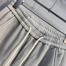🔥PRADA 普拉达 26年新款休闲裤🔥专柜热销款 品味与价值共享 身穿着非常舒适 低调不失奢华 穿出去 🔥PRADA 普拉达 26年新款休闲裤🔥专柜热销款 品味与价值共享 身穿着非常舒适 低调不失奢华 穿出去