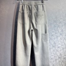 🔥PRADA 普拉达 26年新款休闲裤🔥专柜热销款 品味与价值共享 身穿着非常舒适 低调不失奢华 穿出去 🔥PRADA 普拉达 26年新款休闲裤🔥专柜热销款 品味与价值共享 身穿着非常舒适 低调不失奢华 穿出去