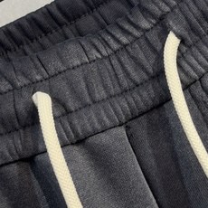 🔥PRADA 普拉达 26年新款休闲裤🔥专柜热销款 品味与价值共享 身穿着非常舒适 低调不失奢华 穿出去 🔥PRADA 普拉达 26年新款休闲裤🔥专柜热销款 品味与价值共享 身穿着非常舒适 低调不失奢华 穿出去