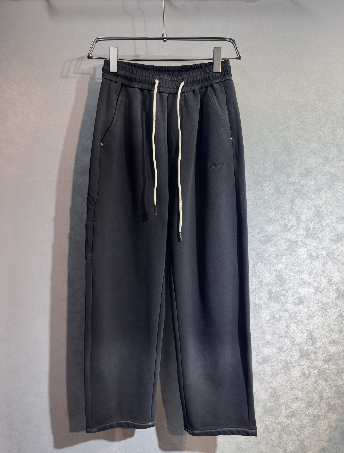 🔥PRADA 普拉达 26年新款休闲裤🔥专柜热销款 品味与价值共享 身穿着非常舒适 低调不失奢华 穿出去
