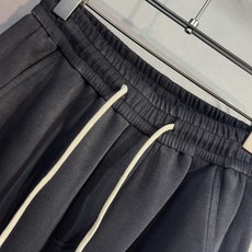 🔥PRADA 普拉达 26年新款休闲裤🔥专柜热销款 品味与价值共享 身穿着非常舒适 低调不失奢华 穿出去 🔥PRADA 普拉达 26年新款休闲裤🔥专柜热销款 品味与价值共享 身穿着非常舒适 低调不失奢华 穿出去