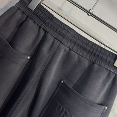 🔥PRADA 普拉达 26年新款休闲裤🔥专柜热销款 品味与价值共享 身穿着非常舒适 低调不失奢华 穿出去 🔥PRADA 普拉达 26年新款休闲裤🔥专柜热销款 品味与价值共享 身穿着非常舒适 低调不失奢华 穿出去