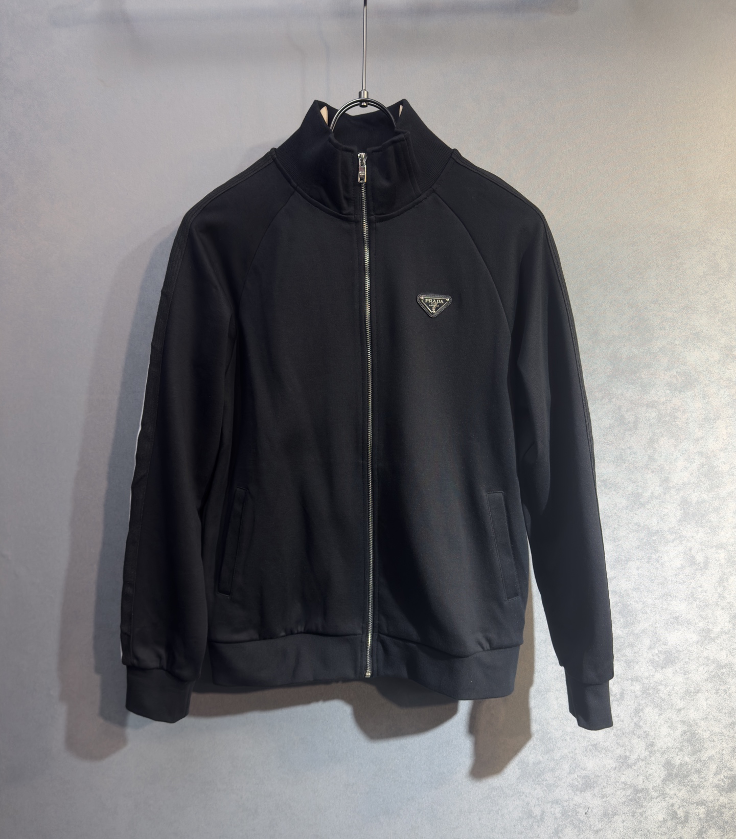 🔥PRADA 普拉达 2026新款男士休闲连帽卫衣外套！休闲帅气 连帽外套更是秋冬衣橱里必不可少的一件，